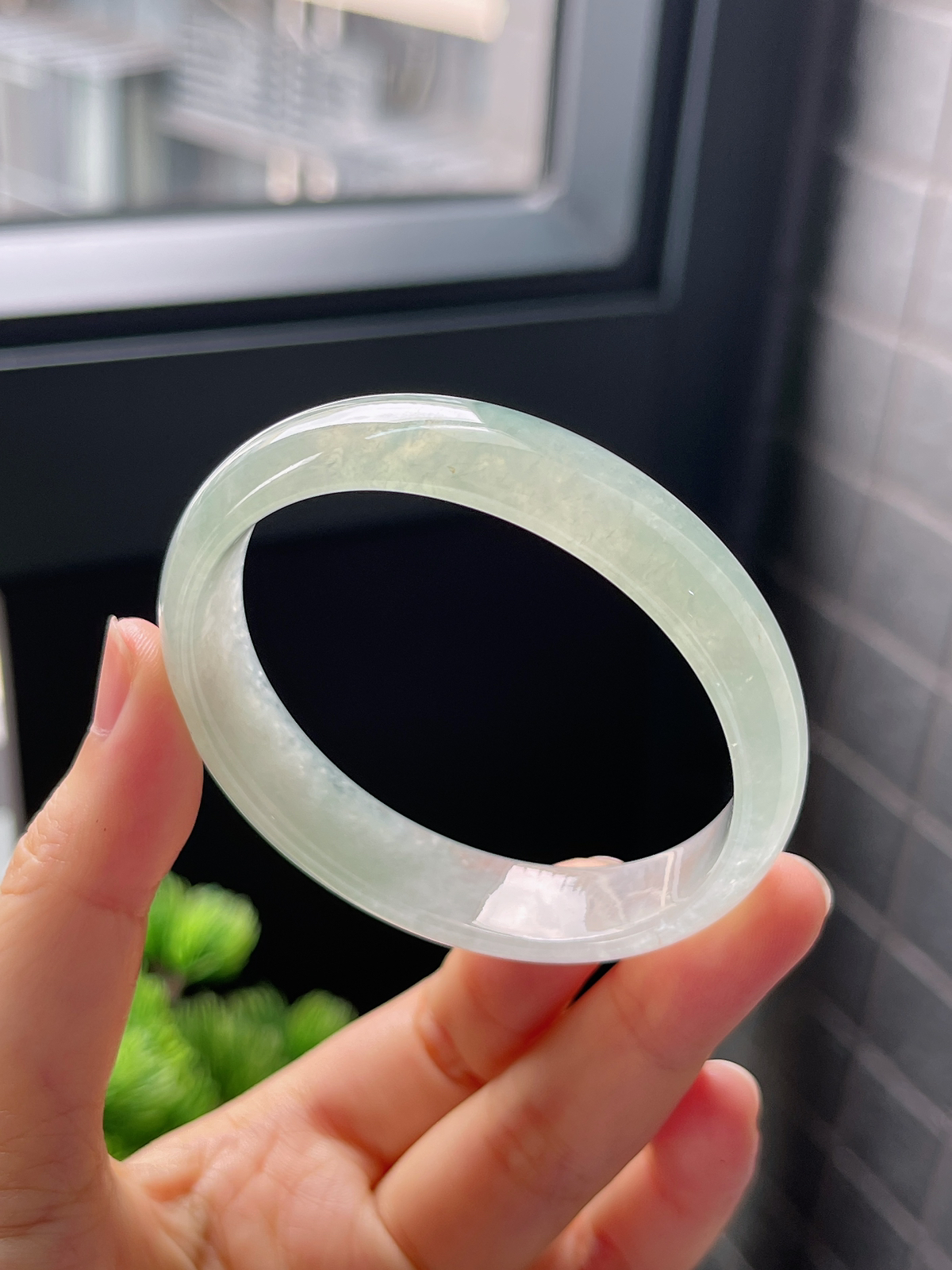 贵妃53.6，冰糯淡绿色翡翠手镯
