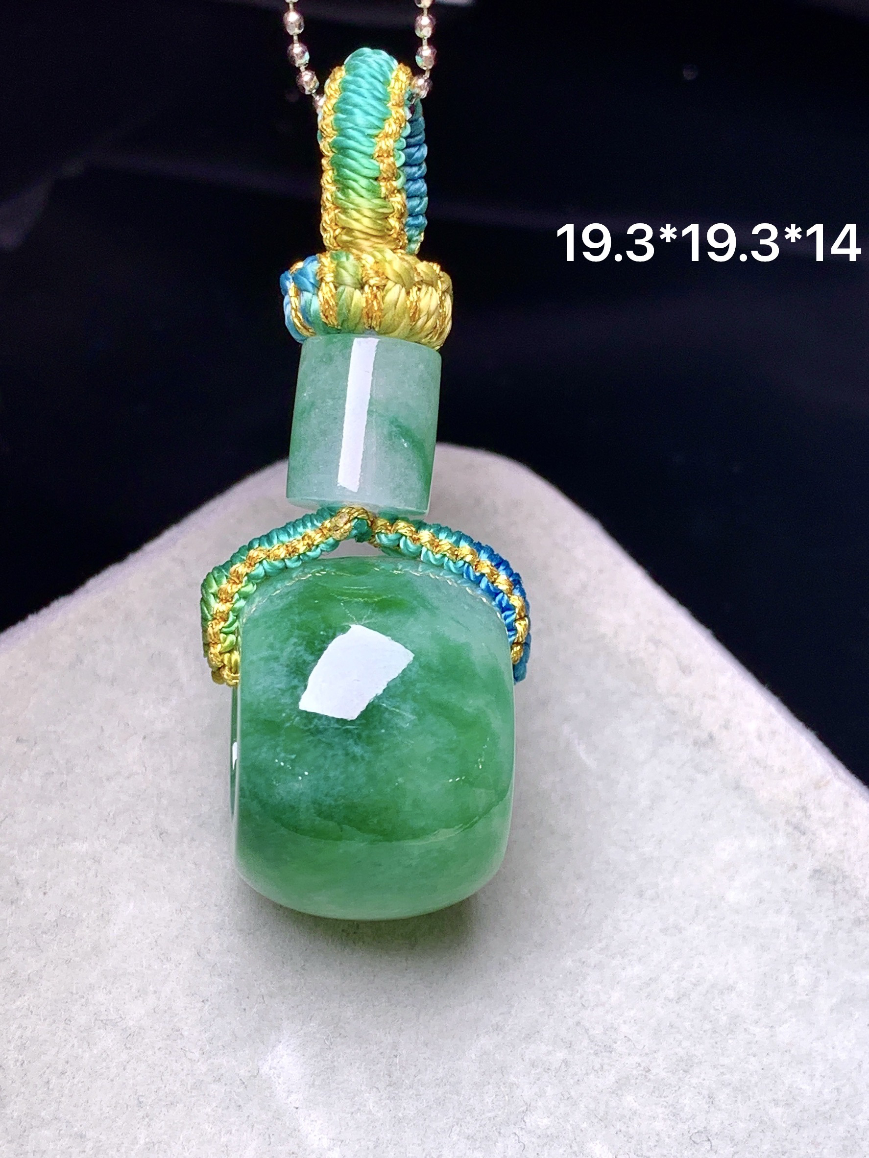 飘绿路路通吊坠 玉质细腻 色泽艳丽清新 整体尺寸19.3*14 e1