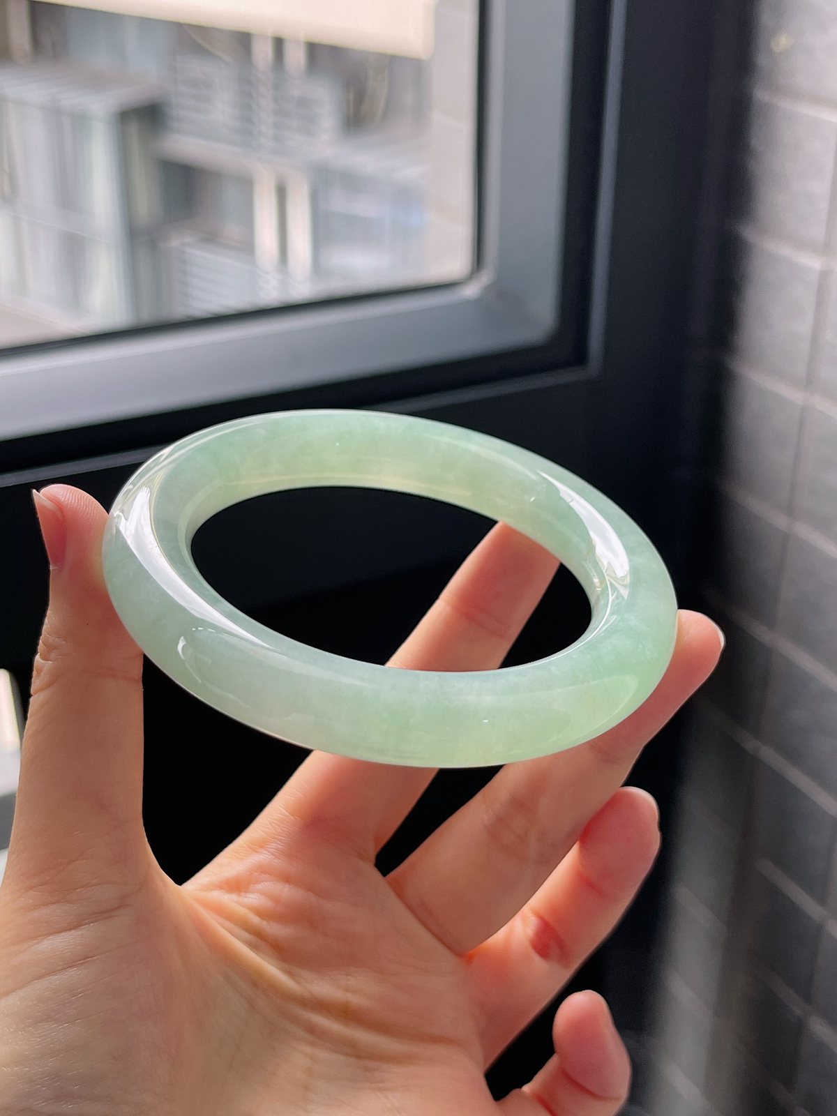 圈口57.7，冰糯甜绿翡翠厚圆条翡翠手镯