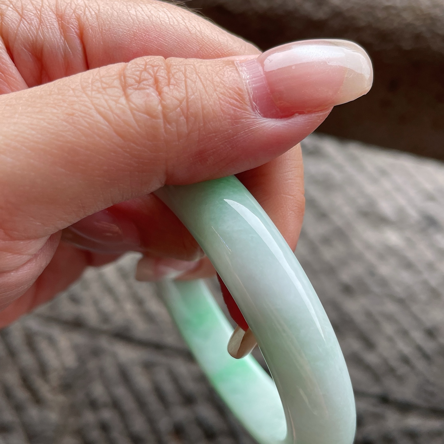 手镯正圈53 54圈口53.5-10.5-9编码0609K12糯种飘绿，玉质细腻，水润，种老，棉纹