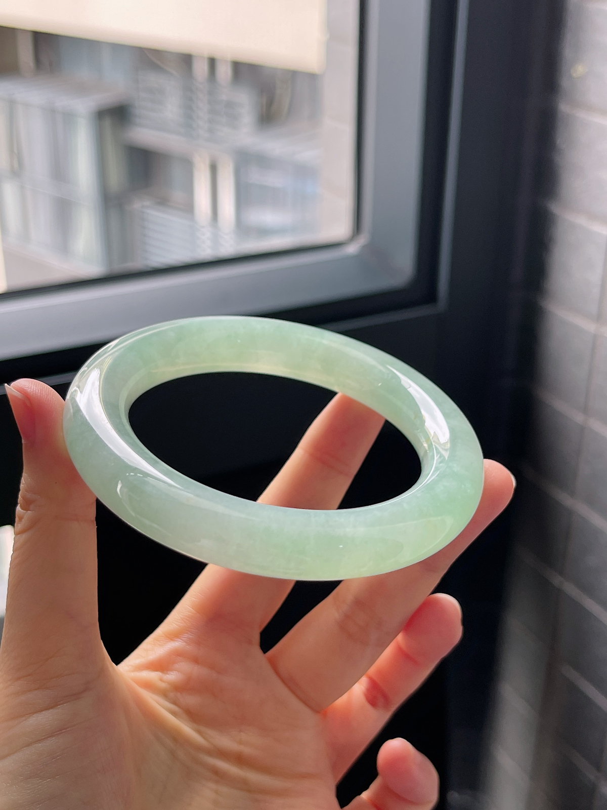 圈口57.7，冰糯甜绿翡翠厚圆条翡翠手镯