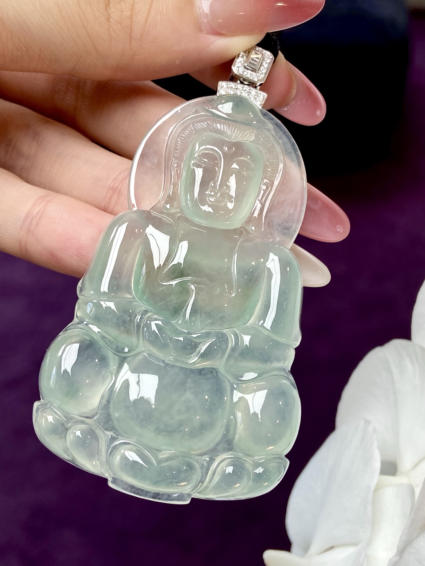 高冰种晴水观音吊坠，一眼心动的清冷感，胶胶润润的，慈眉善目，不张扬却很有存在感，佩之 静心 安宁：84.1，裸石：72.5-44.5-7.1mm，无裂