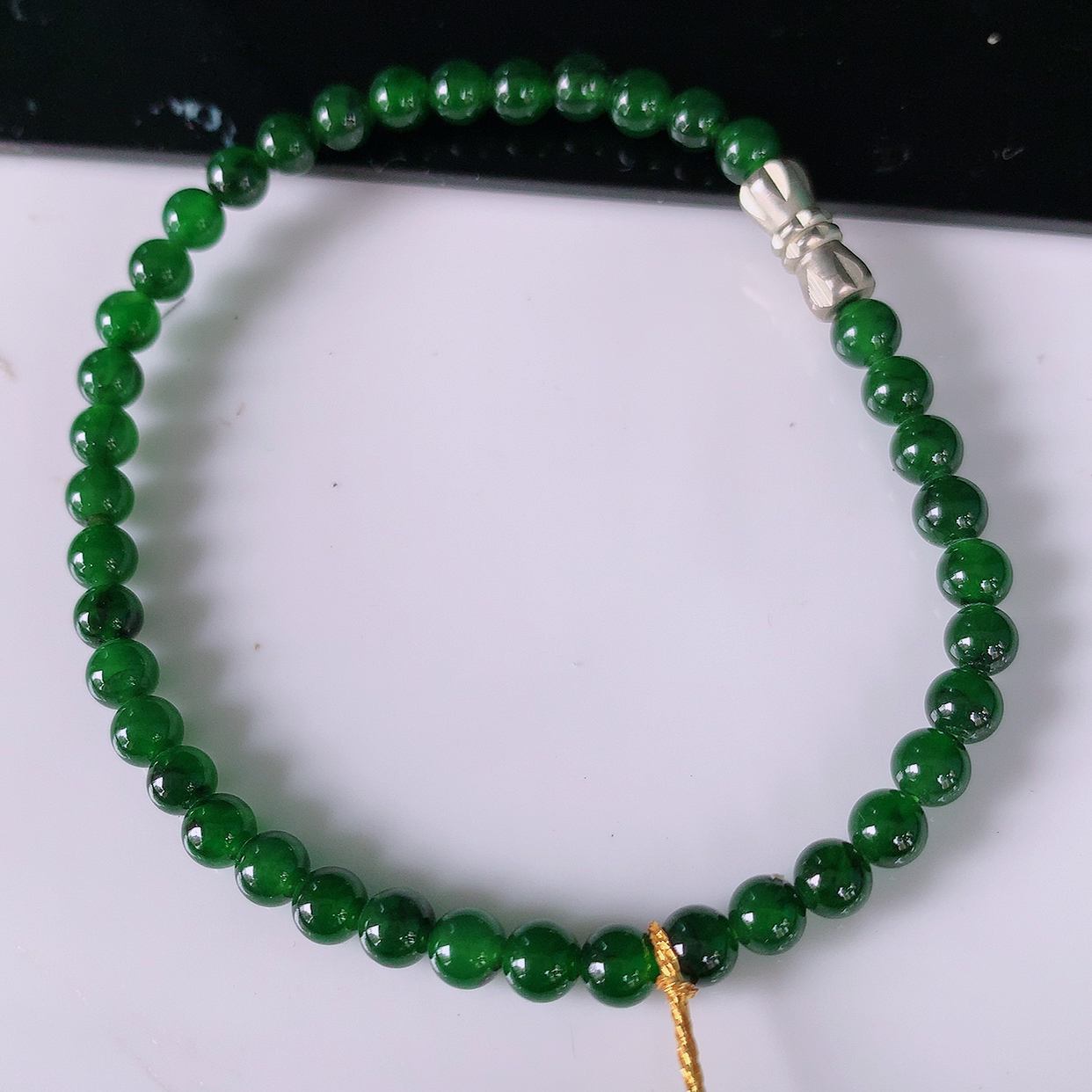 自然光实拍，冰种辣绿翡翠圆珠手链，翠色灵动，玉质细腻，颜色漂亮，品相佳，佩戴佳品！#08.31取一尺寸4.5
