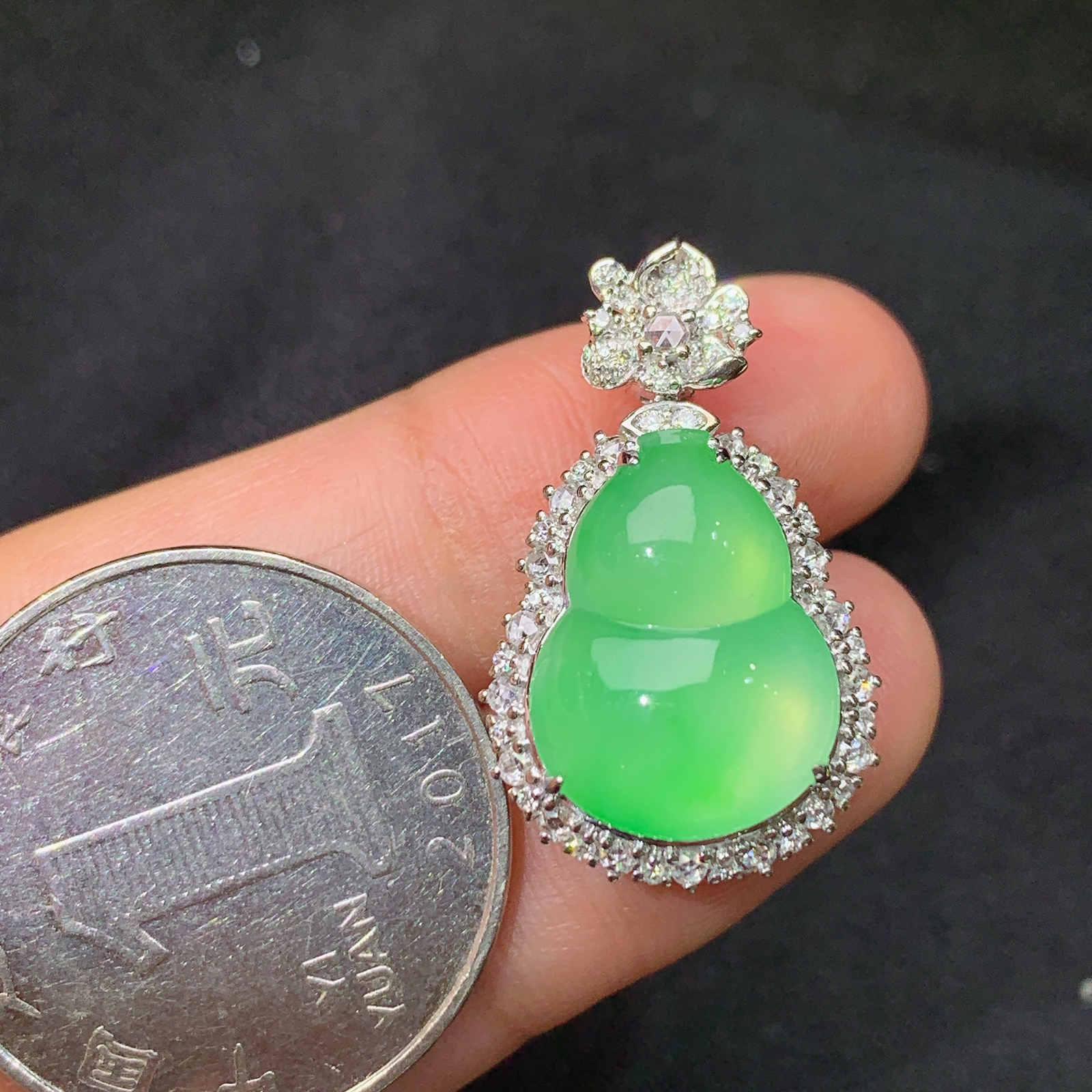 冰阳绿葫芦吊坠，18k金镶嵌，冰润色阳，玉质细腻，种水足，Jz 尺寸26.6*15.9*9.8