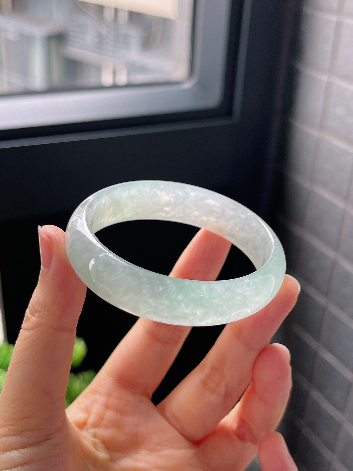 贵妃53.6，冰糯淡绿色翡翠手镯