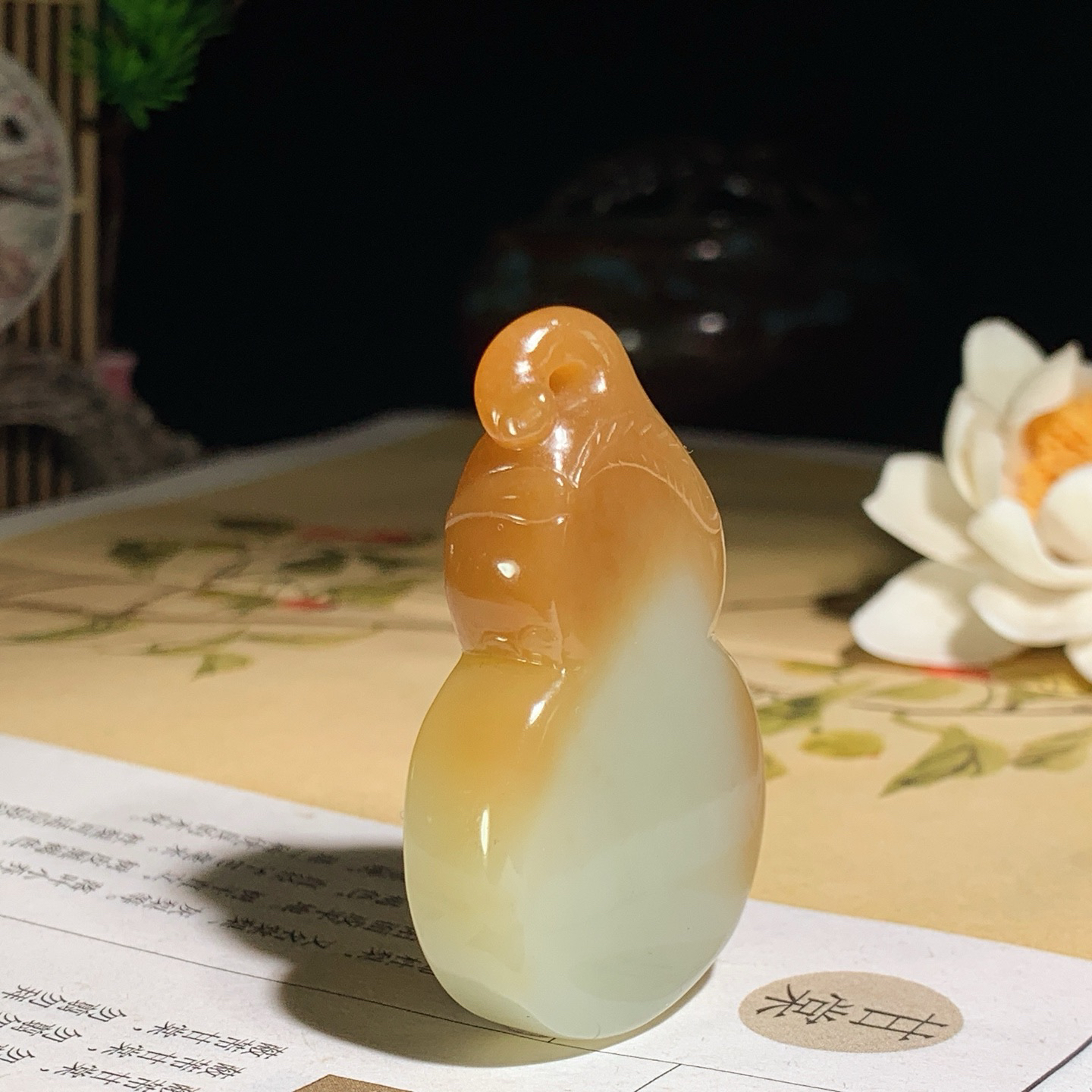 新疆和田玉且末糖葫芦挂件！尺寸50/31/10重31.5克。玉质细腻油润。手推出油。佩戴高端典雅。l