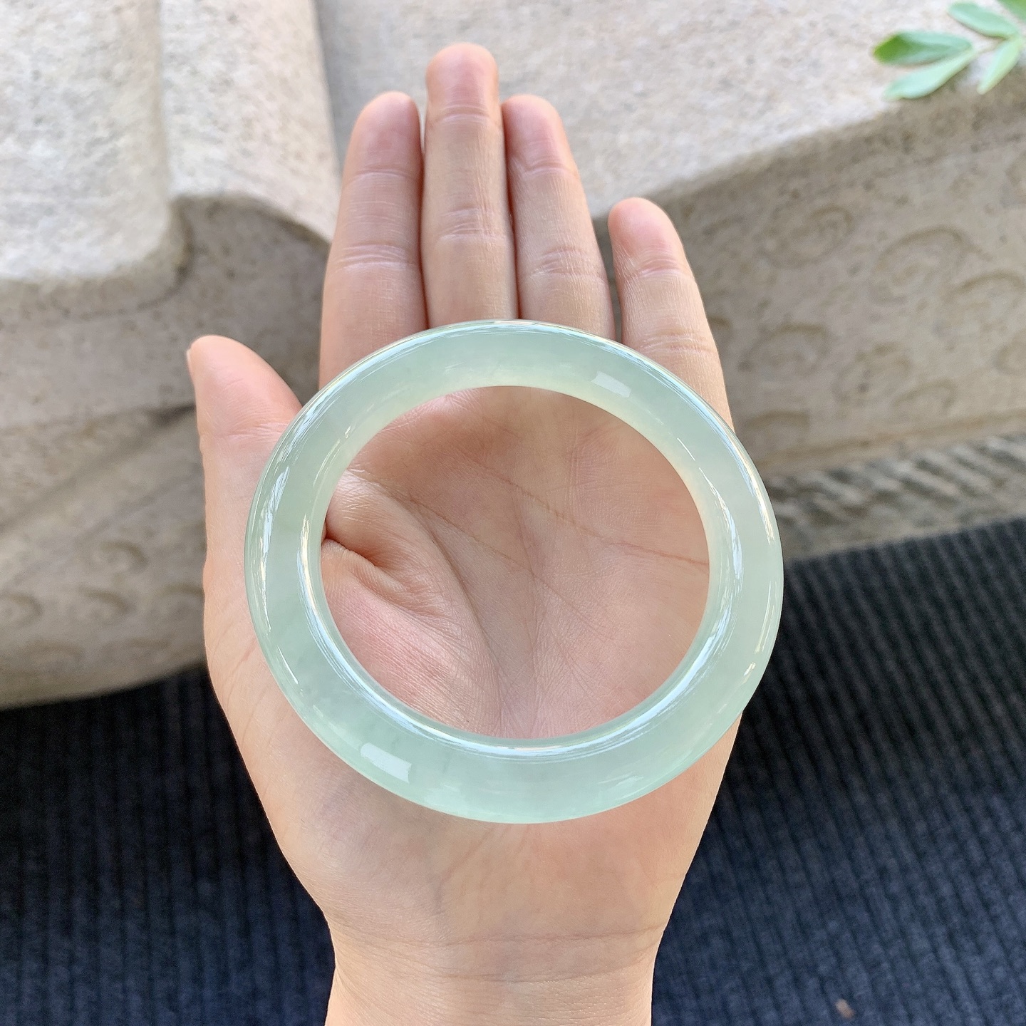 圆条55 56【编码】BA061001【描述】冰种晴绿，清透，水润，种老，细腻，打灯有絮线