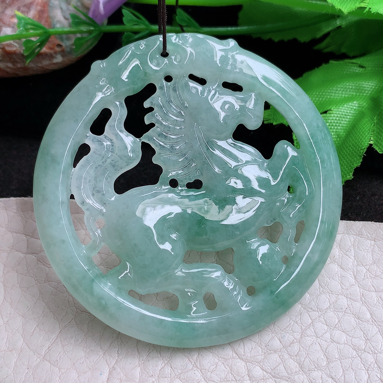 zen实拍57*5.3缅甸翡翠精雕缕空奔腾飞马 生肖马玉项坠 玉挂件
