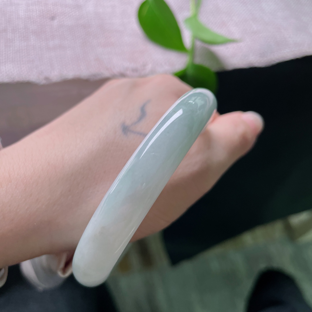60.7/11.5/8.1，淡绿底正圈，大圈口，水头好，肉质细腻干净，知性，一点棉线，ss53022a