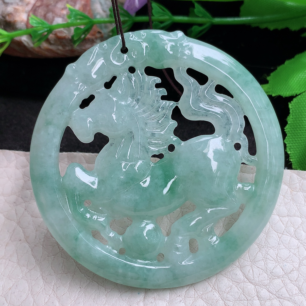 zen实拍57*5.3缅甸翡翠精雕缕空奔腾飞马 生肖马玉项坠 玉挂件