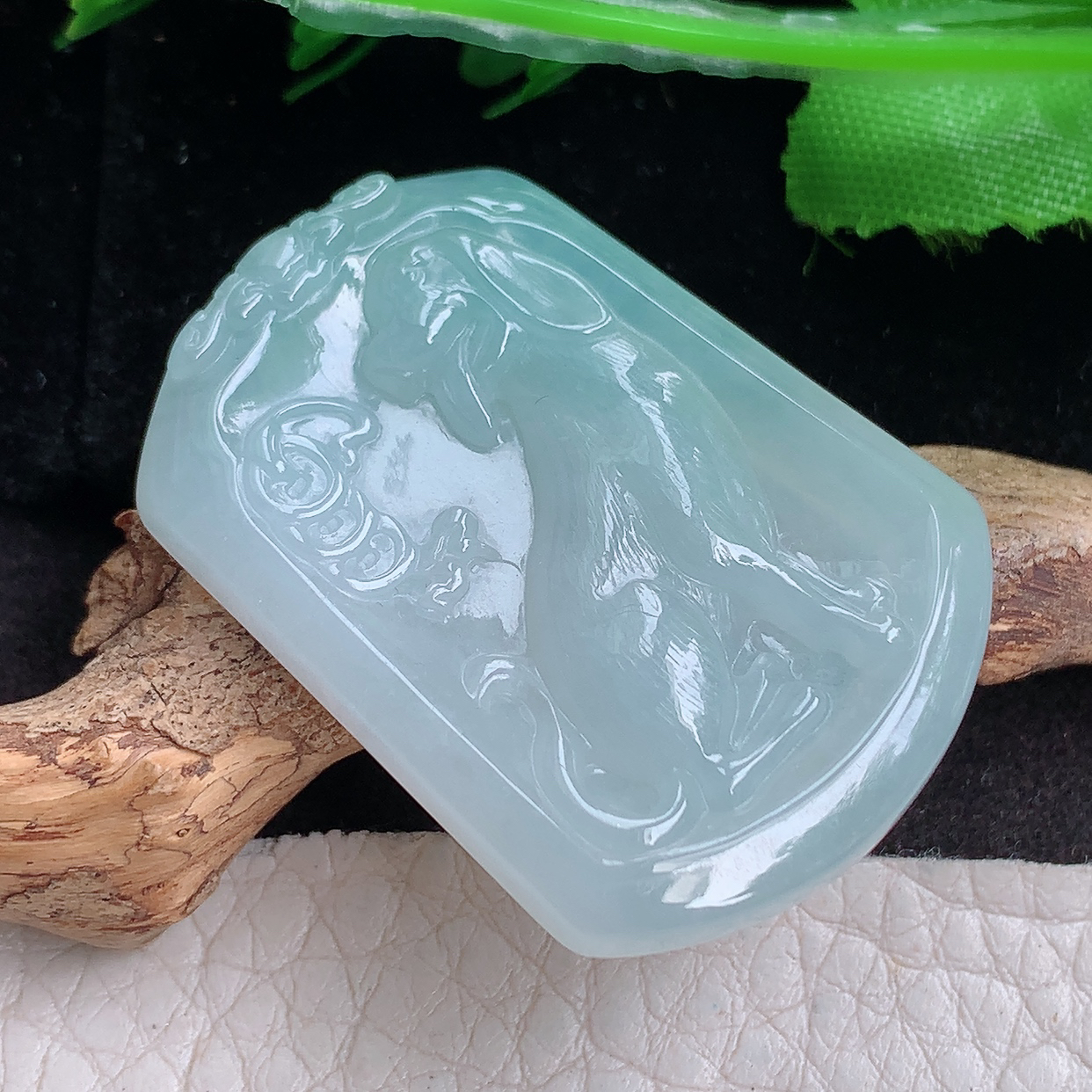 ktj实拍39*28.3*5.8缅甸翡翠a货精雕浅绿旺财 生肖狗玉吊坠