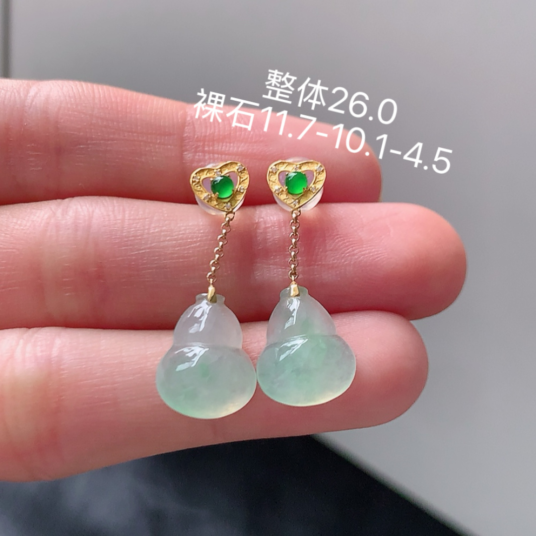 葫芦耳坠。底子细腻，水润十足，佩戴福气满满，11.7-10.1-4.5