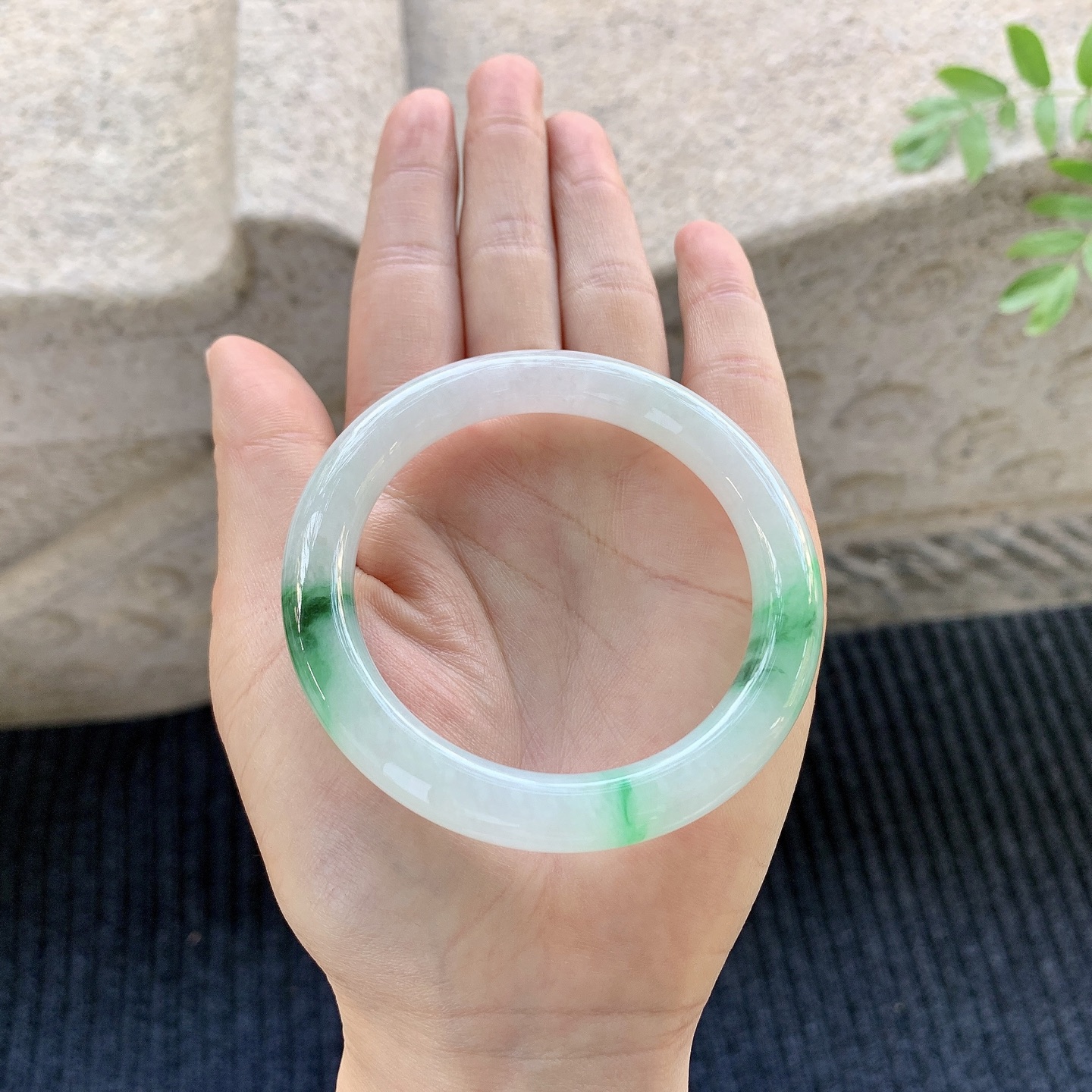 圆条53 54【圈口】53.4/9.4/9【编码】A1051169【描述】糯冰飘绿，水润，种老，细腻