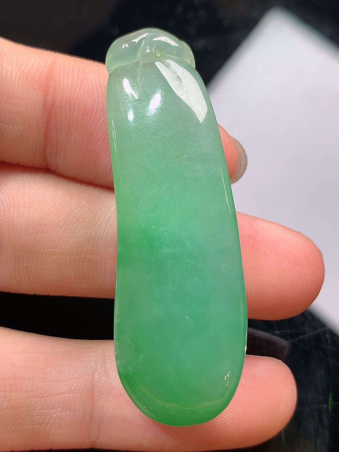 ️️ 冰飘绿福瓜挂件。翠色明媚，种老底子细腻，饱满肉厚，佩戴简单大方，47.2-15.3-9.5
