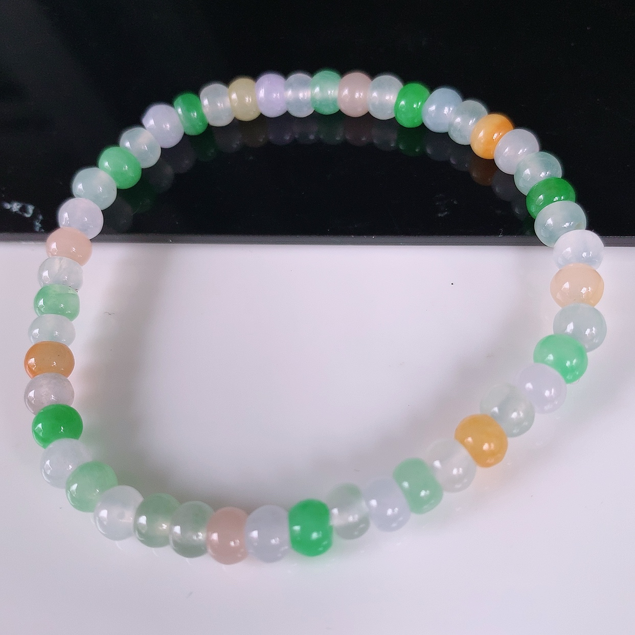 自然光实拍，冰种多彩翡翠手链，翠色灵动，玉质细腻，颜色漂亮，品相佳，佩戴佳品！#2取一尺寸5.