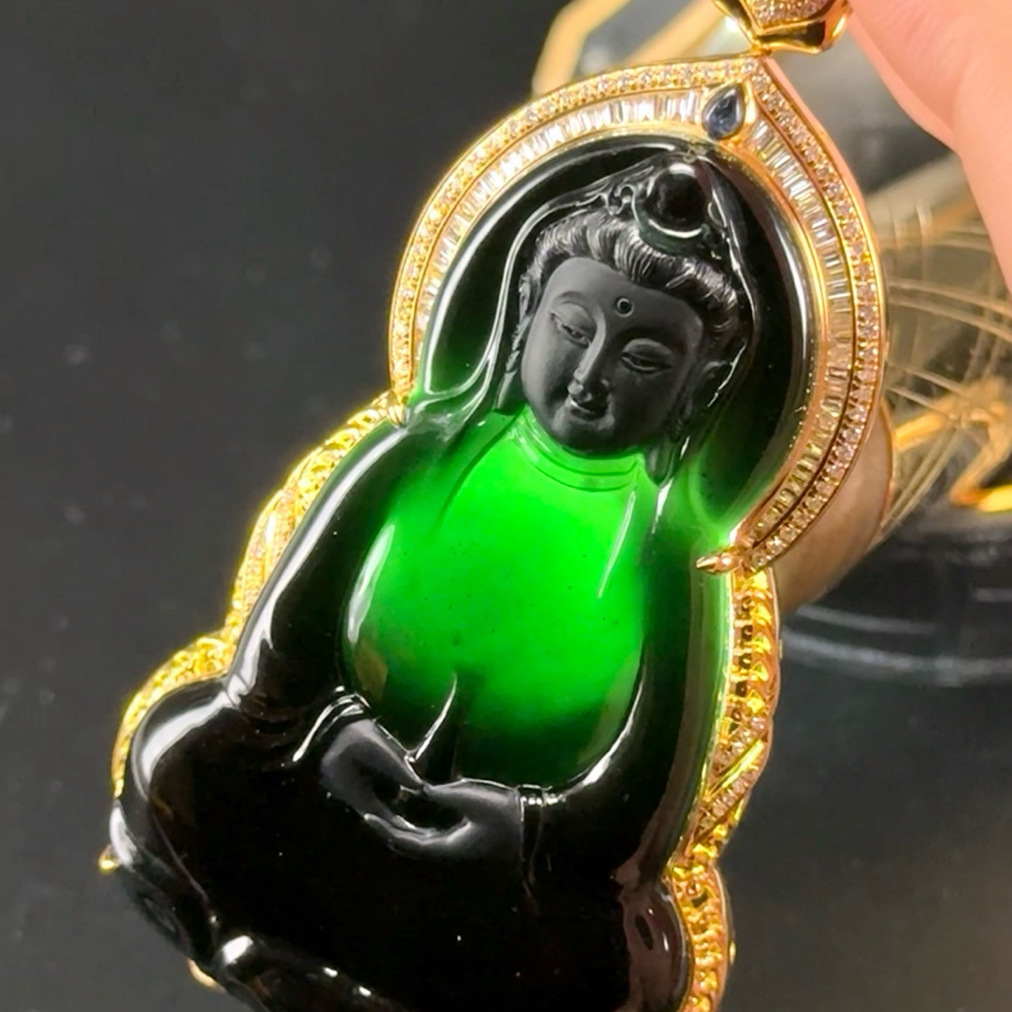 精品18k墨翠观音 重金豪镶 打灯通透 油性十足 种好色正 黑度好 尺寸78.4