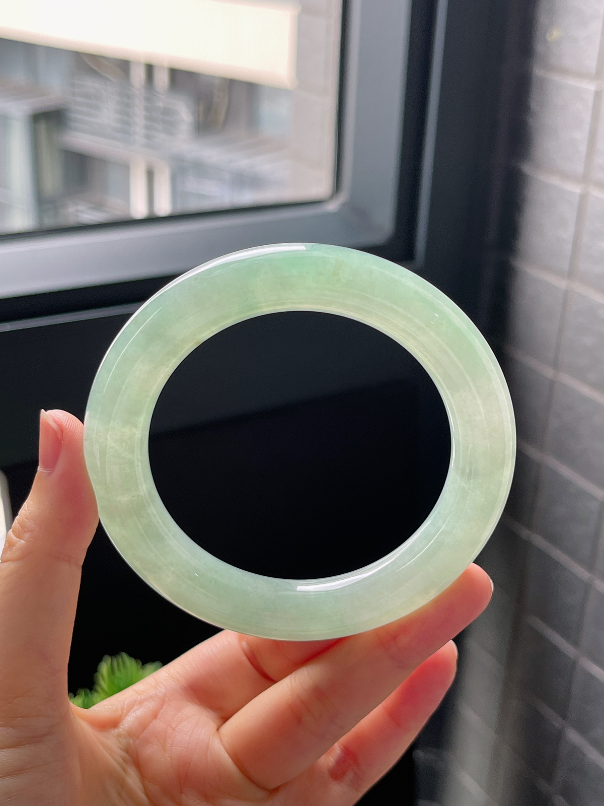 圈口57.7，冰糯甜绿翡翠厚圆条翡翠手镯