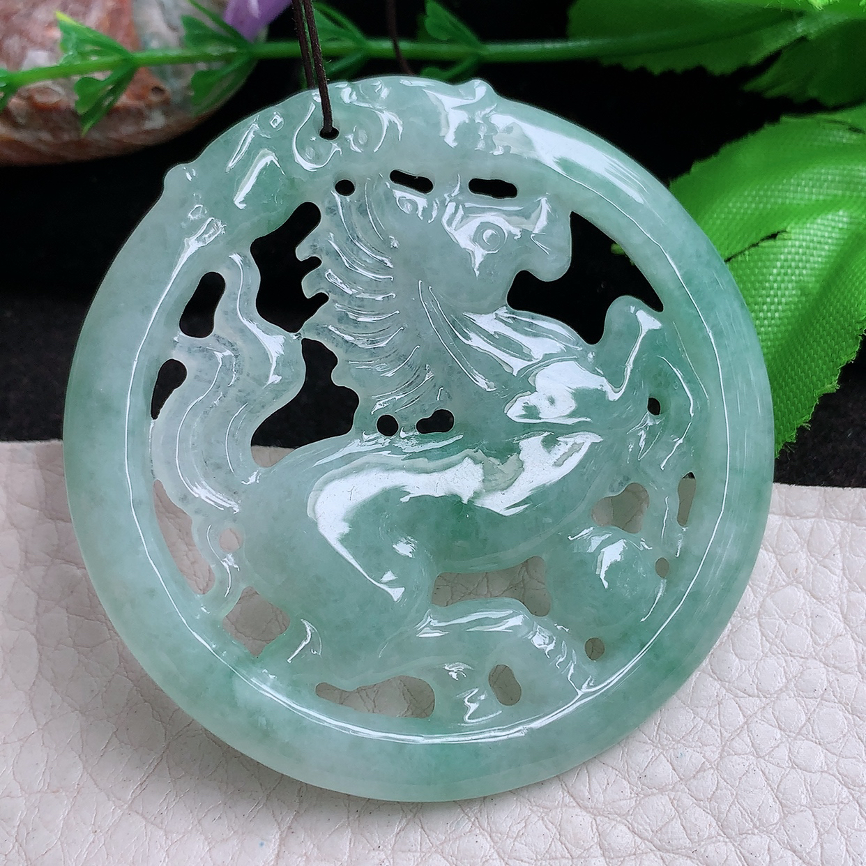 zen实拍57*5.3缅甸翡翠精雕缕空奔腾飞马 生肖马玉项坠 玉挂件