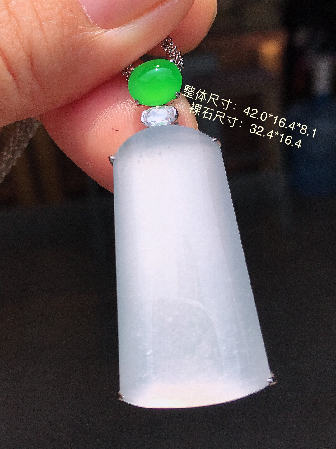 高冰无事牌吊坠，玉质细腻，荧光感超
强，饱满圆润，简单大方，尽显优雅气质，18k
金豪华镶嵌