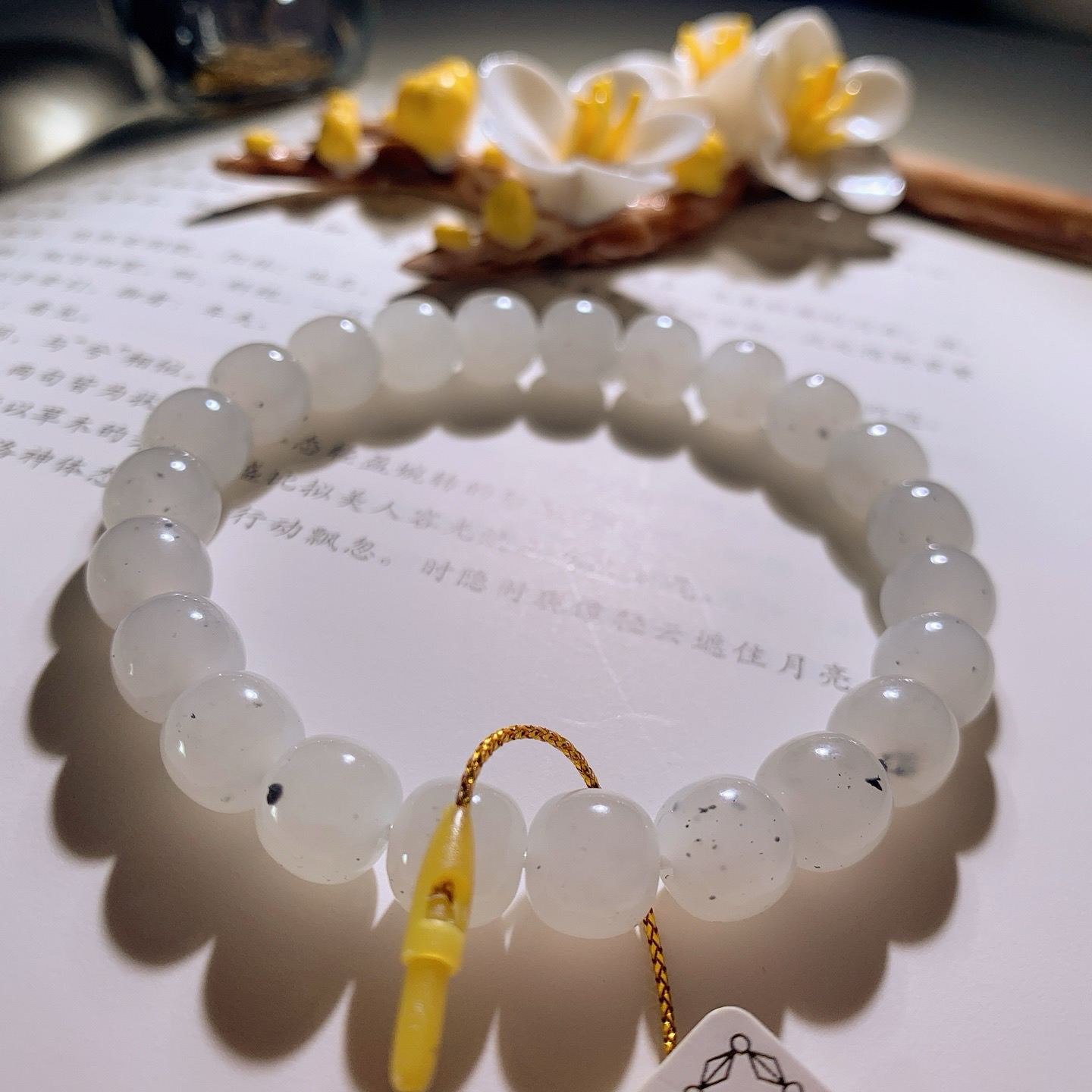 和田玉白玉点墨青花直切老型珠手串。单颗尺寸8！玉质细腻油润。手推出油。品相大气。lt260608