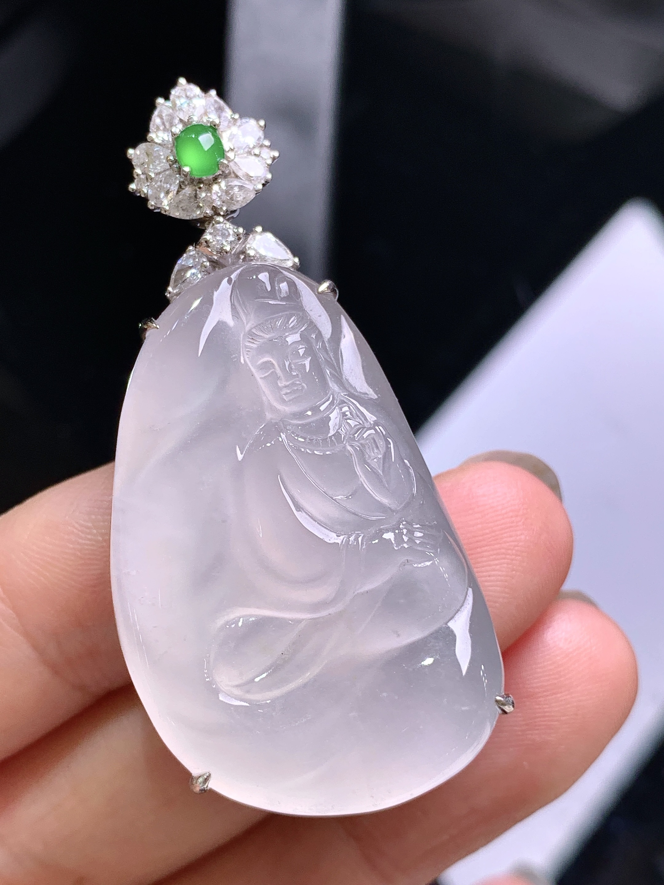 18k金钻镶嵌冰种观音菩萨吊坠 玉质细腻 色泽艳丽清新 整体尺寸48.5*22.3*9.5 y5