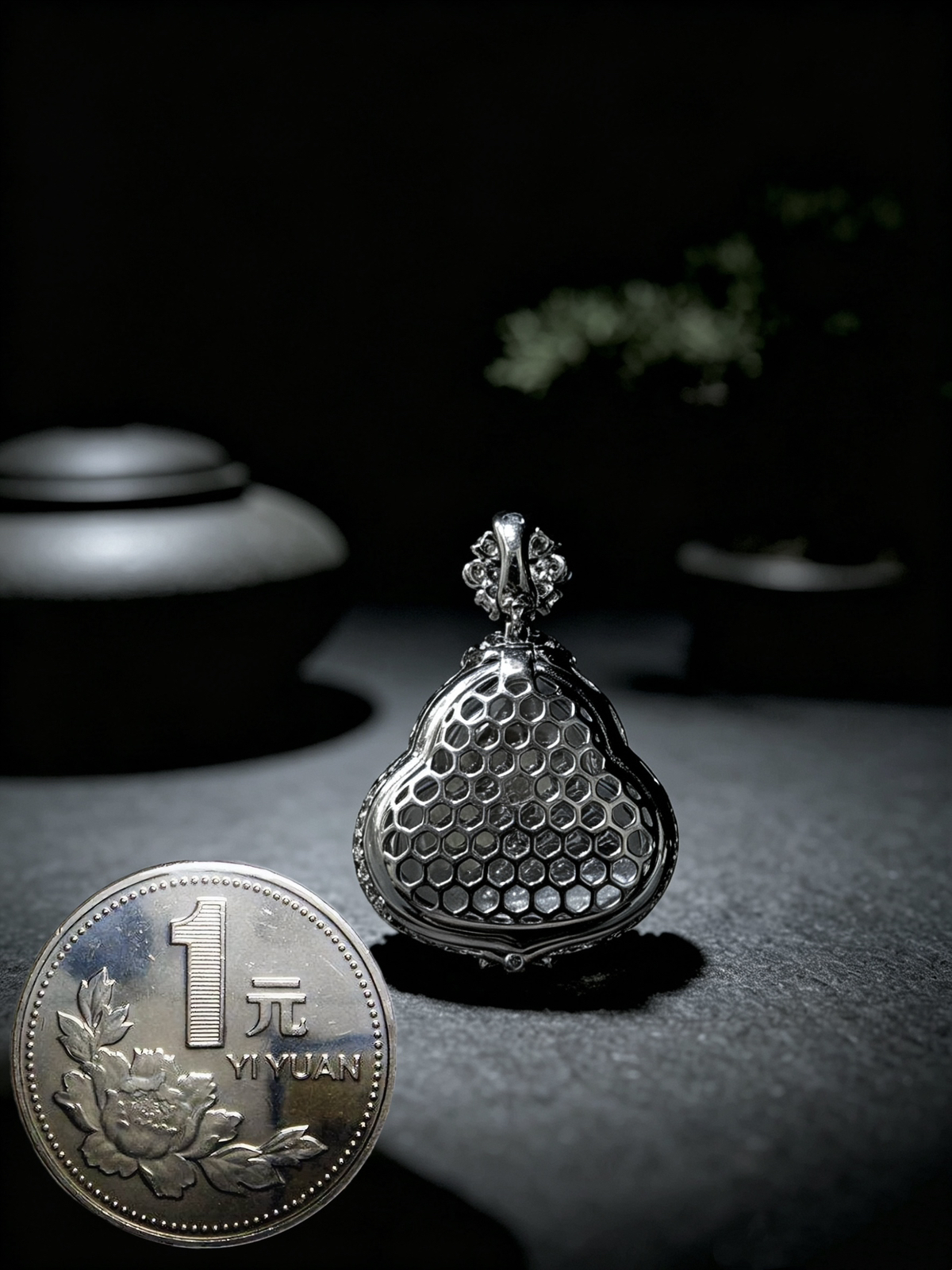 【福禄】，茅台白高品质葫芦。
裸石14.8-15.3-3.2，
整体25-17.5-8.8mm，4.27g，
18K金，南非钻，