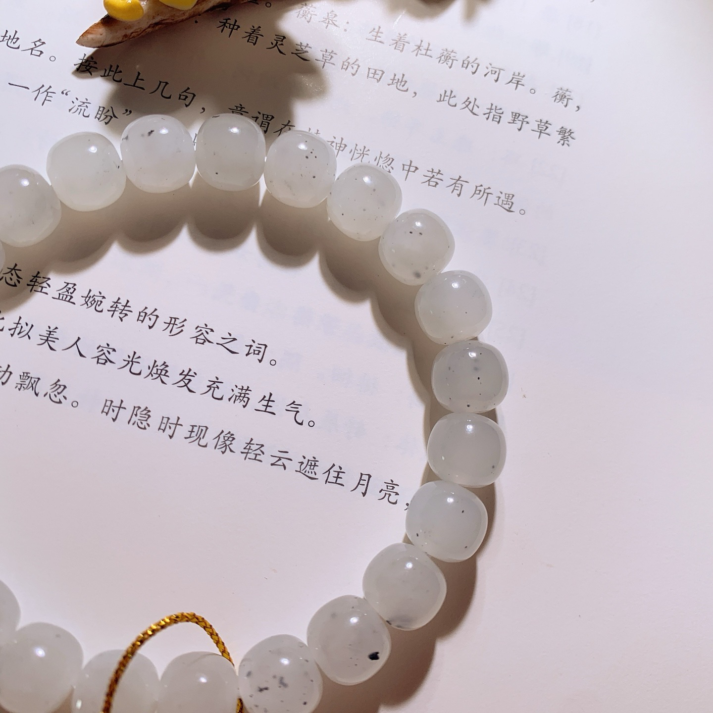 和田玉白玉点墨青花直切老型珠手串。单颗尺寸8！玉质细腻油润。手推出油。品相大气。lt260608