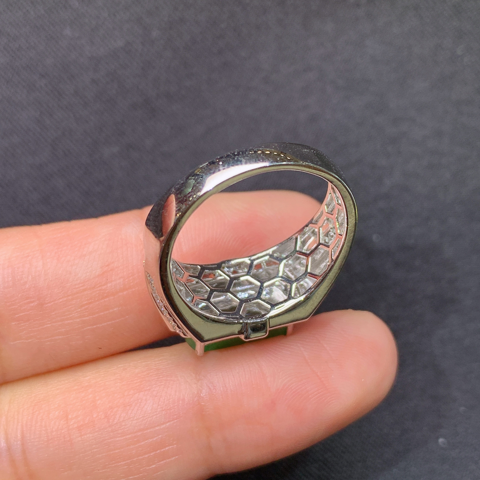 冰阳绿马鞍戒指，18k金镶嵌，简约时尚，冰润色阳，种水足，Jz 尺寸11.7*4.4*2.3