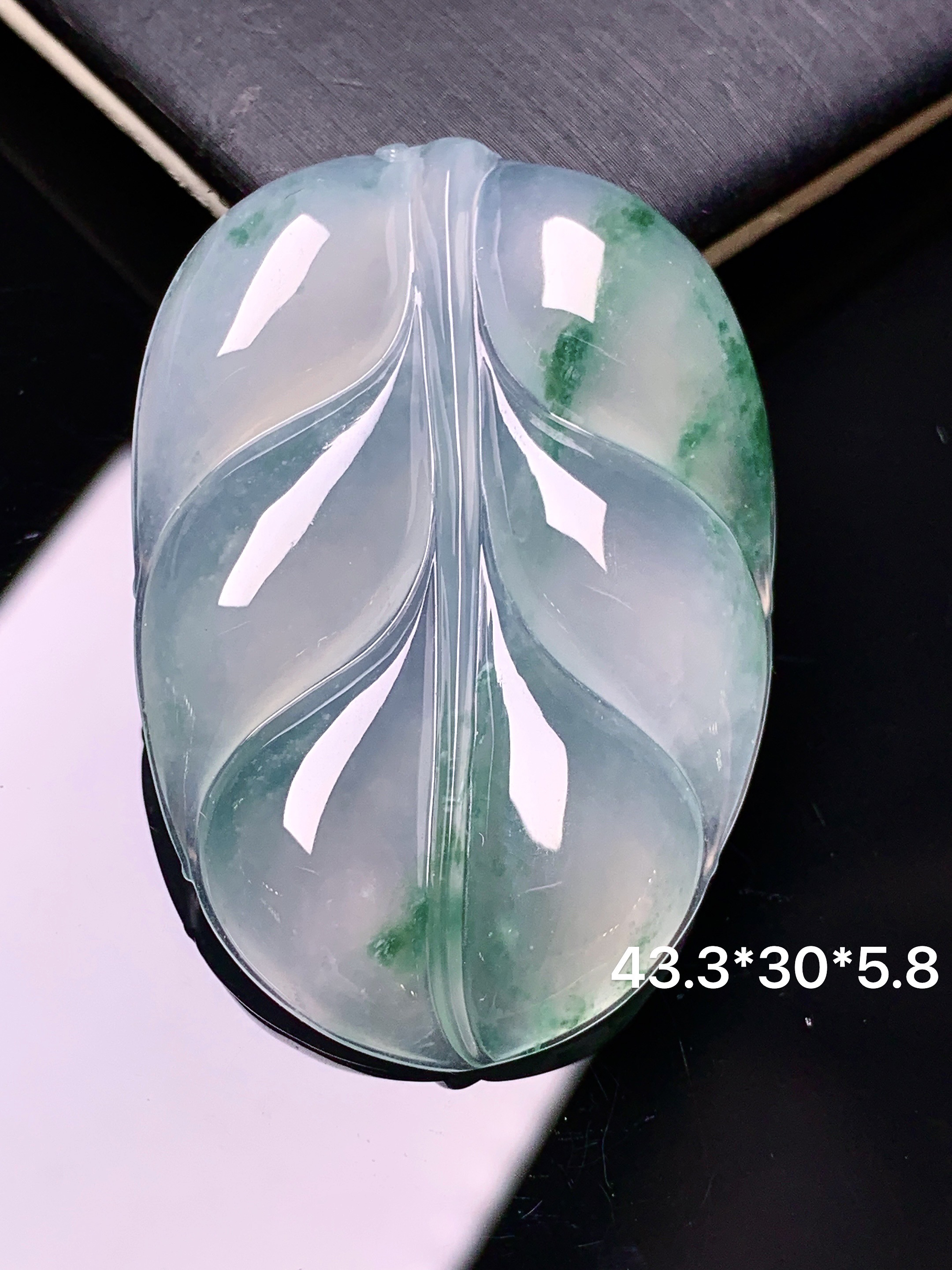冰种飘绿树叶吊坠 玉质细腻 色泽艳丽清新 整体尺寸43.3*30*5.8 c1