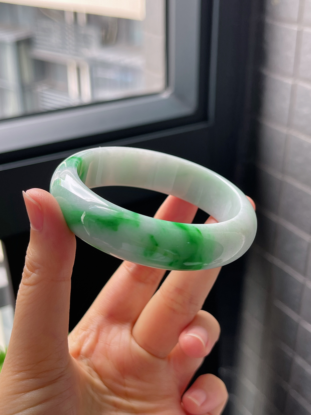 圈口54.4，糯化飘花阳绿翡翠手镯