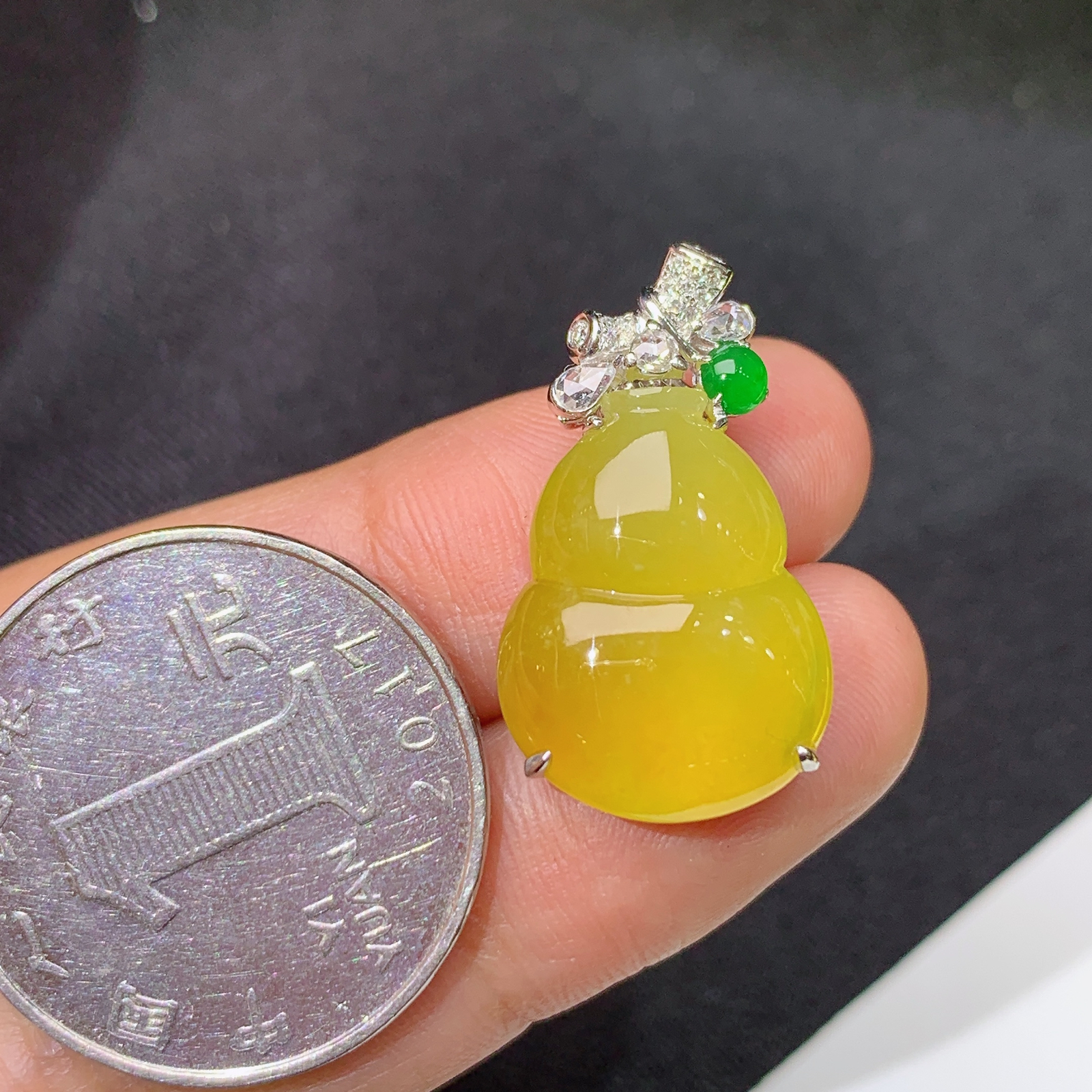 冰黄翡葫芦吊坠，18k金镶嵌，冰透水润，颜色鲜艳，Jz 尺寸24.9*14*6.9