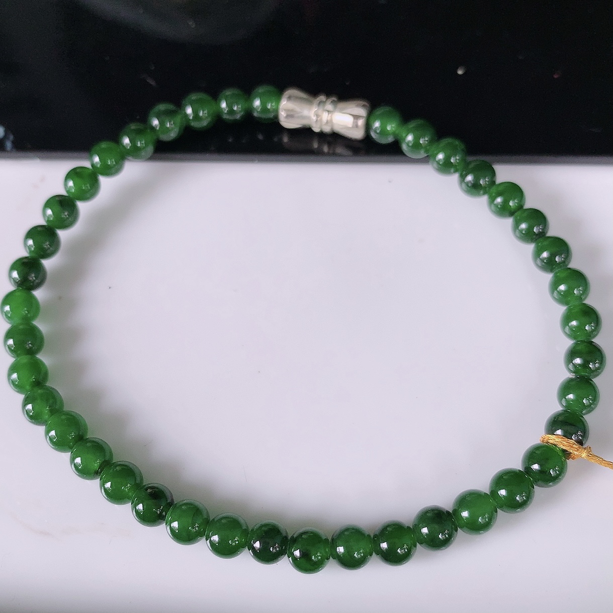 自然光实拍，冰种辣绿翡翠圆珠手链，翠色灵动，玉质细腻，颜色漂亮，品相佳，佩戴佳品！#08.31取一尺