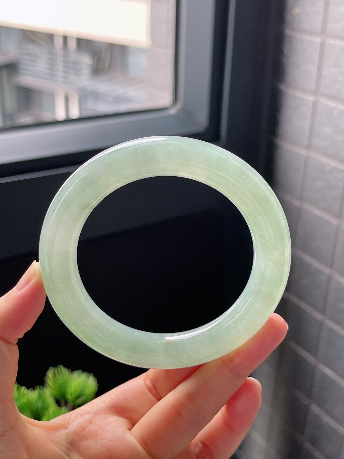 圈口57.7，冰糯甜绿翡翠厚圆条翡翠手镯