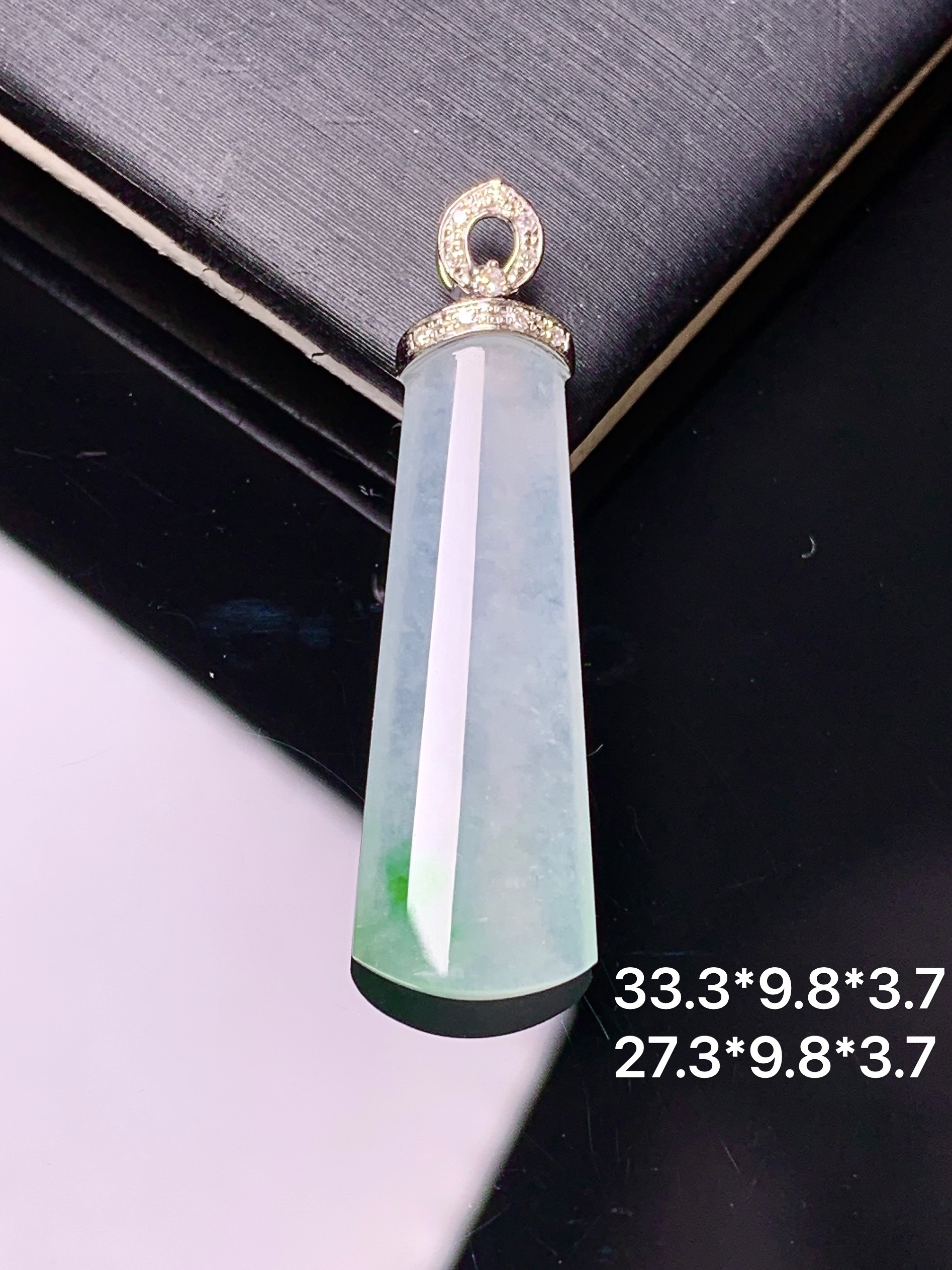 18k金钻镶嵌冰种玉柱吊坠 玉质细腻 色泽艳丽清新 整体尺寸33.3*9.8*3.7 b1