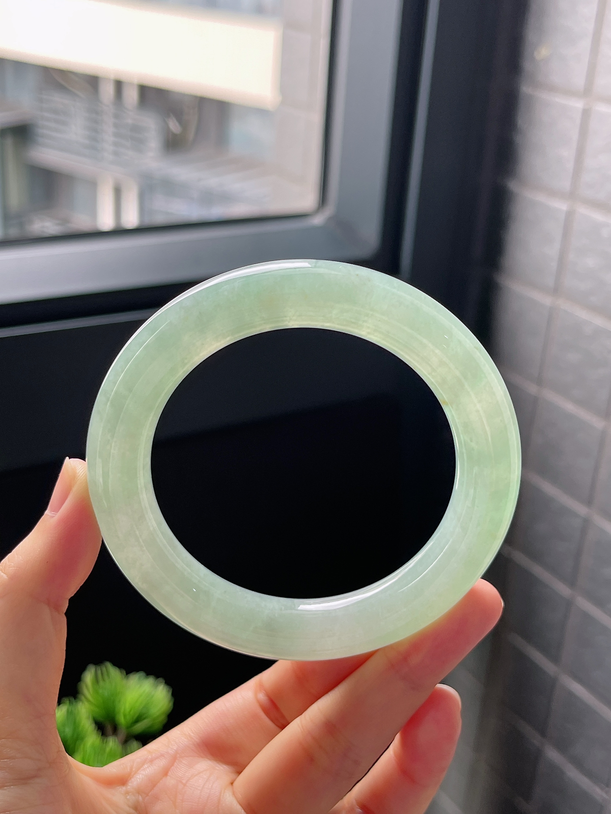 圈口57.7，冰糯甜绿翡翠厚圆条翡翠手镯