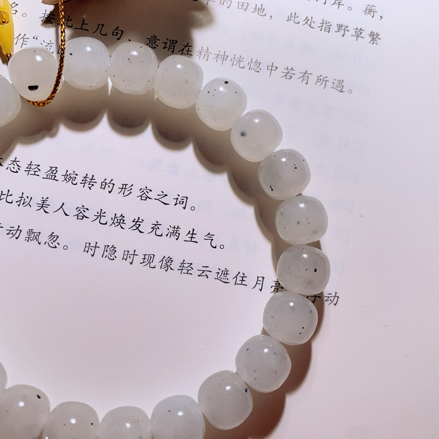 和田玉白玉点墨青花直切老型珠手串。单颗尺寸8！玉质细腻油润。手推出油。品相大气。lt260608