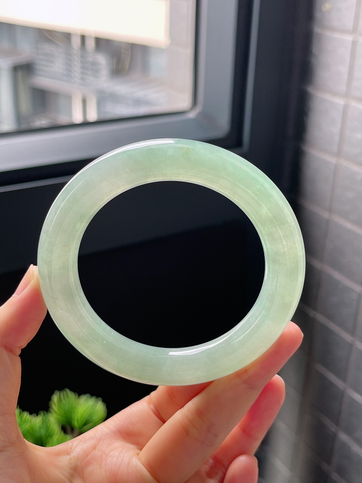 圈口57.7，冰糯甜绿翡翠厚圆条翡翠手镯