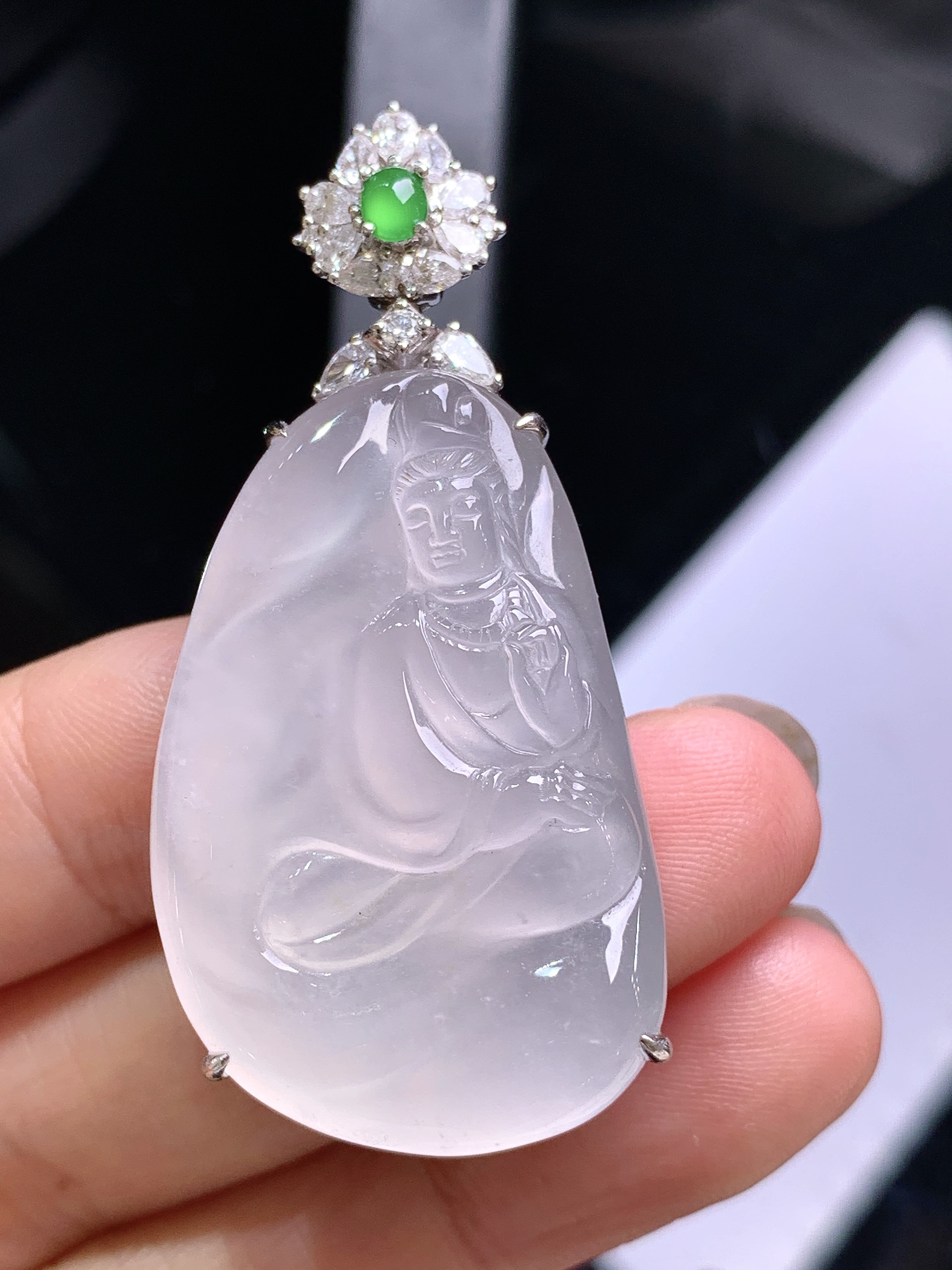 18k金钻镶嵌冰种观音菩萨吊坠 玉质细腻 色泽艳丽清新 整体尺寸48.5*22.3*9.5 y5