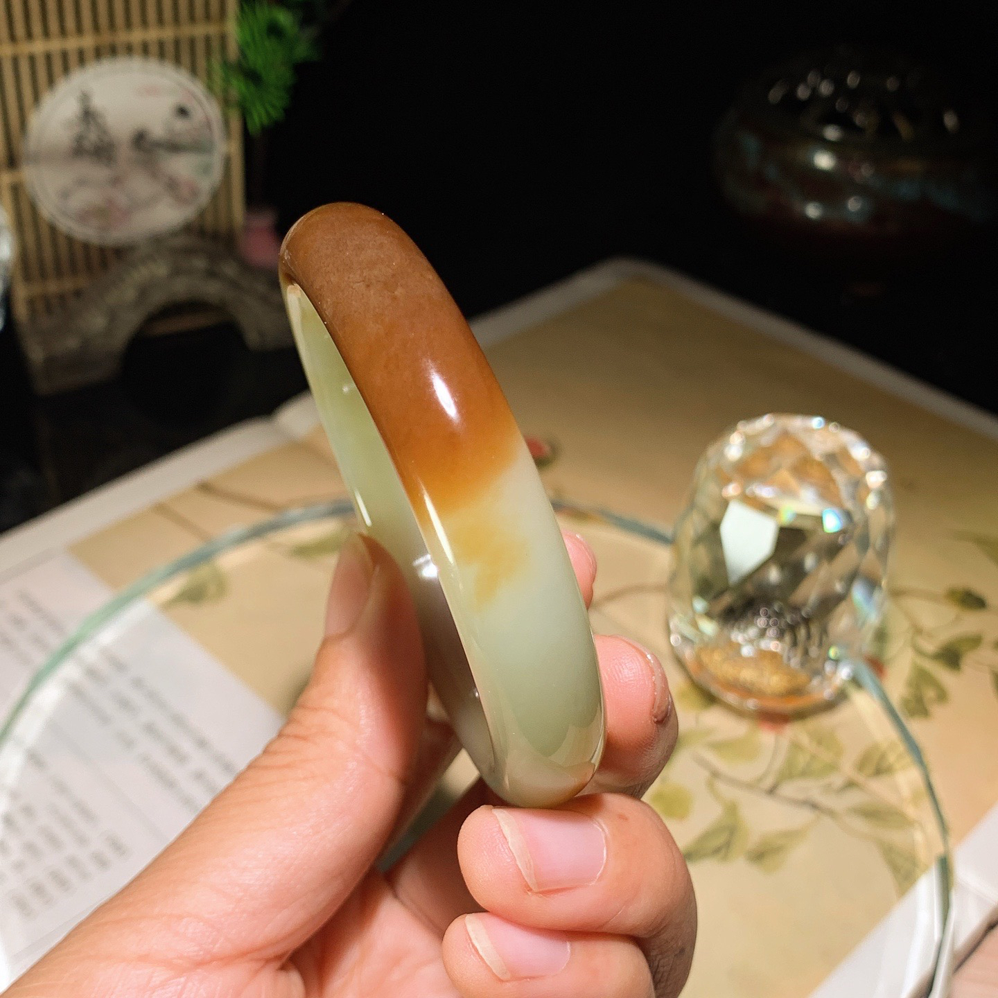 54圈口 新疆且末糖手镯。且末糖羊脂白玉手镯。54圈口条宽11厚7重40克，白度一级。玉质细腻油润 脂粉好，品质好！lt260608