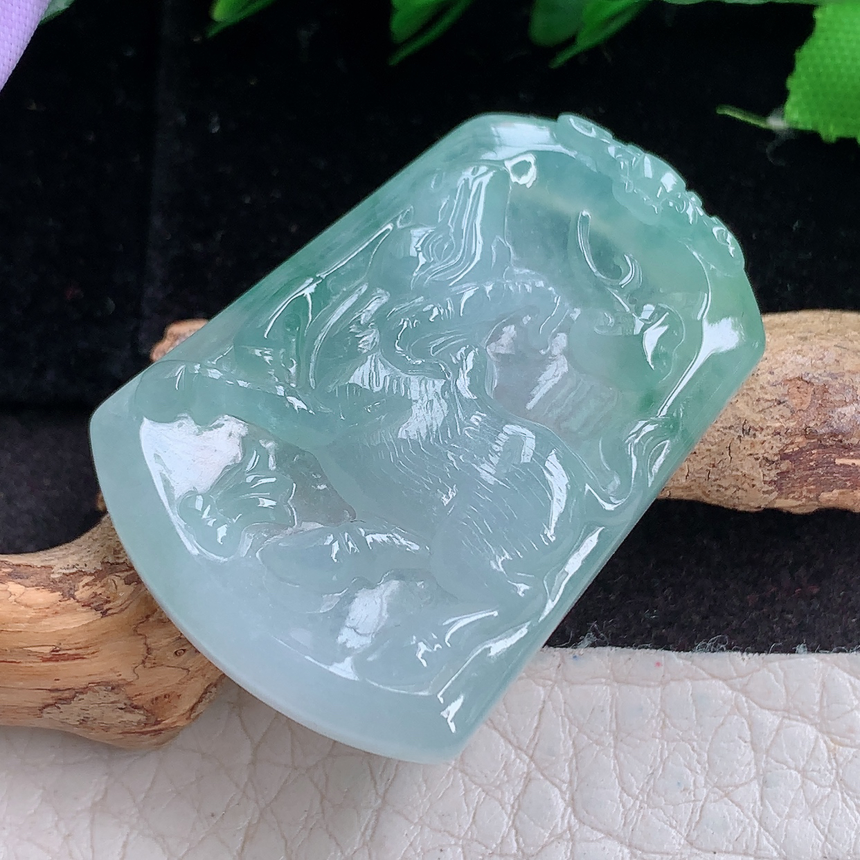 ktj实拍36.8*26.6*5.5缅甸翡翠a货精雕冰飘花扭转乾坤 生肖牛玉吊坠