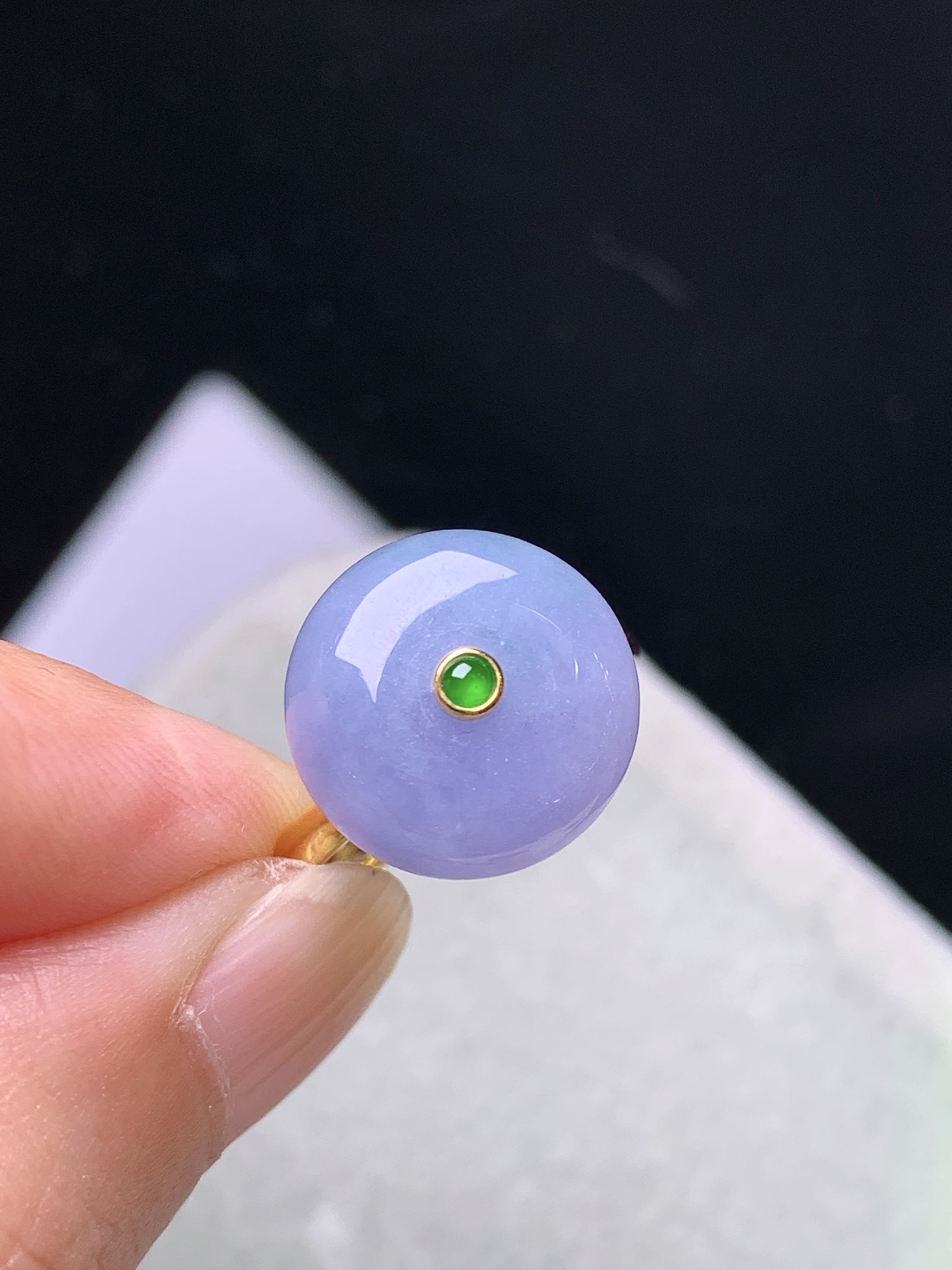 18k金镶嵌紫罗兰平安扣戒指 玉质细腻 色泽艳丽清新 圈口14 整体尺寸13.3*5.8 b1