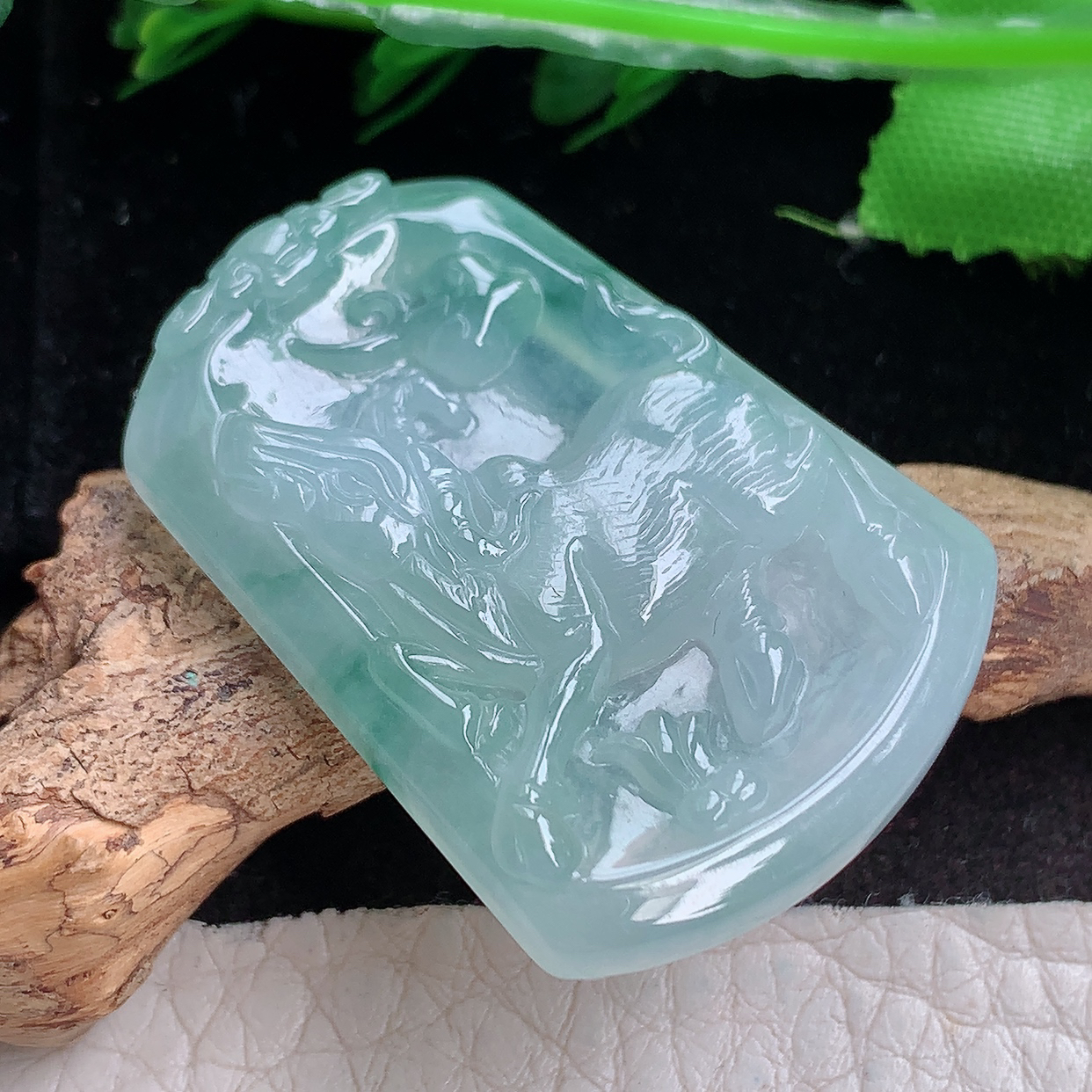 ktj实拍36.8*26.6*5.5缅甸翡翠a货精雕冰飘花扭转乾坤 生肖牛玉吊坠