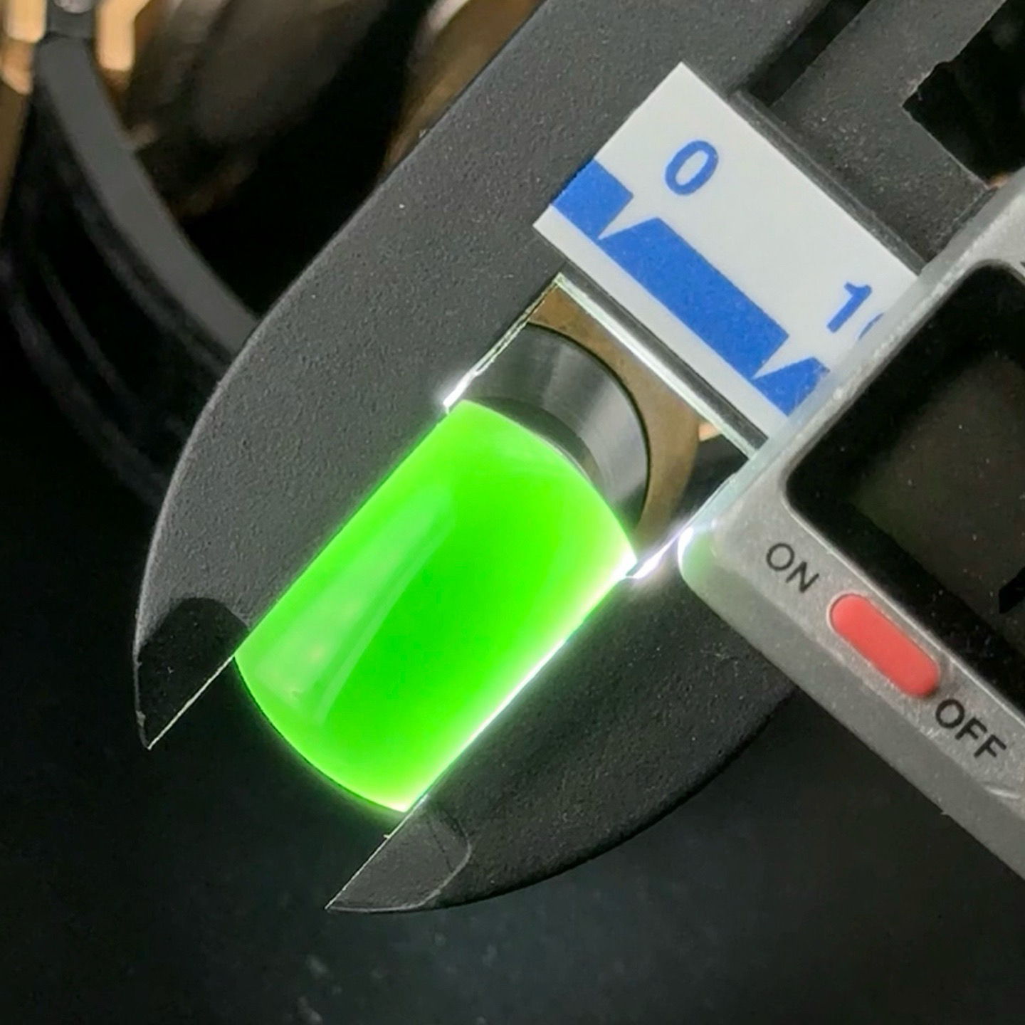 精品墨翠马鞍裸石戒面一枚 种好色正 黑度极好 打灯通透 油性十足 尺寸19