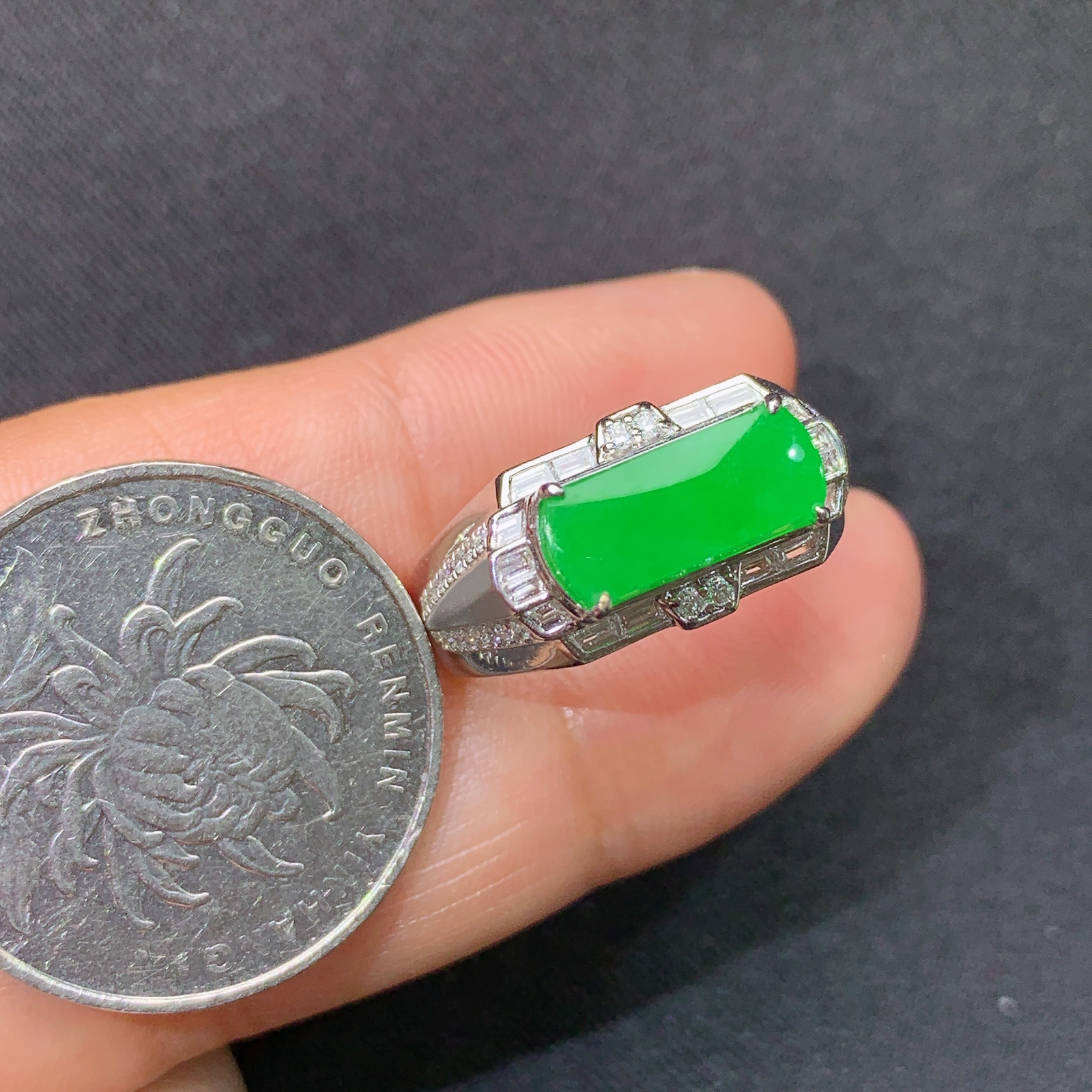 冰阳绿马鞍戒指，18k金镶嵌，简约时尚，冰润色阳，种水足，Jz 尺寸11.7*4.4*2.3