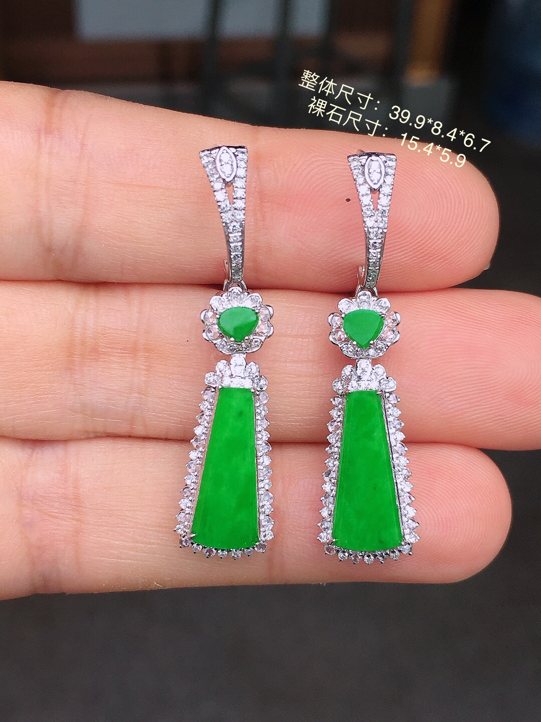 阳绿无事牌耳坠/吊坠两用款，色泽均匀艳丽，玉质细腻，荧光感超
强，饱满圆润，简单大方，尽显优雅气质，18k
金豪华镶嵌