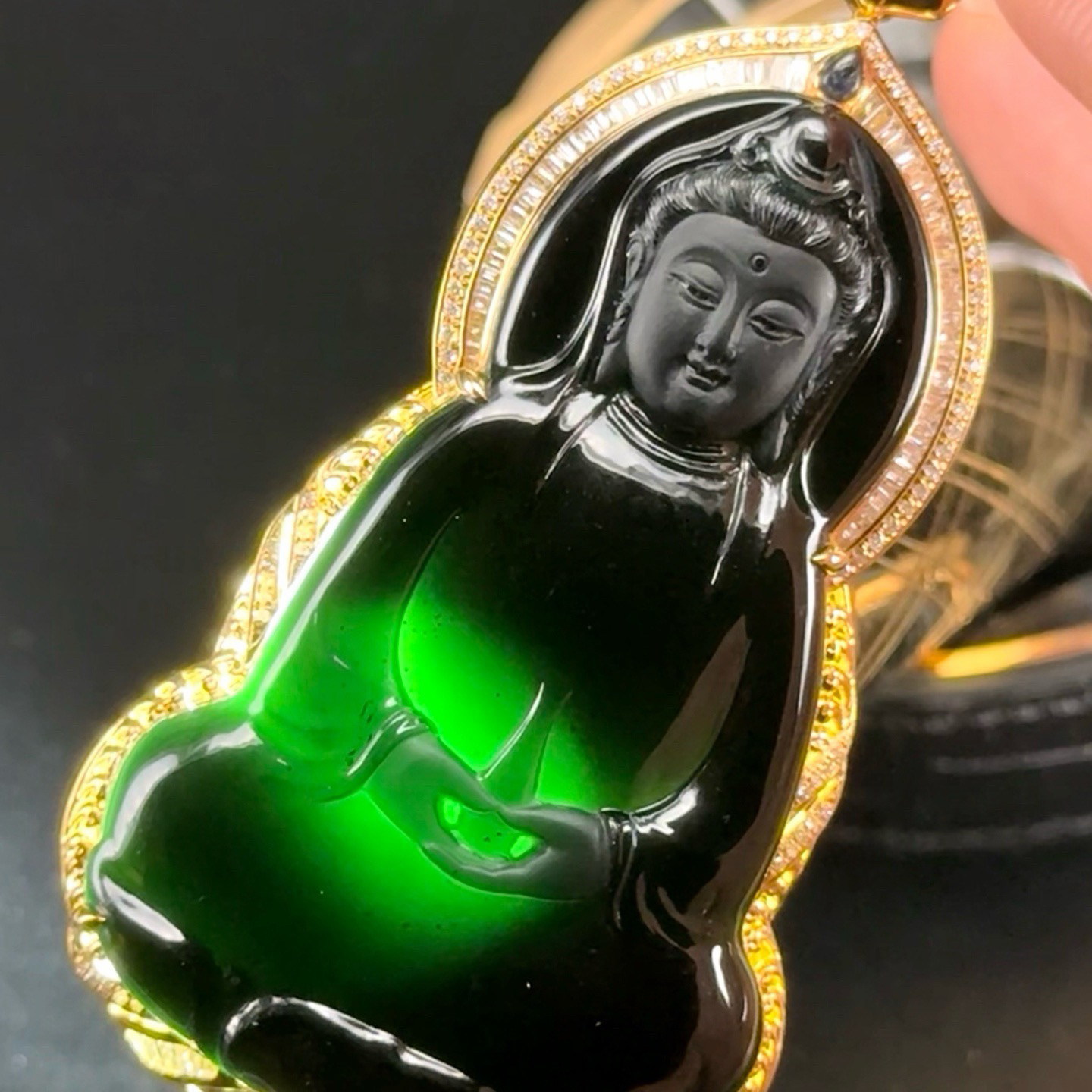 精品18k墨翠观音 重金豪镶 打灯通透 油性十足 种好色正 黑度好 尺寸78.4