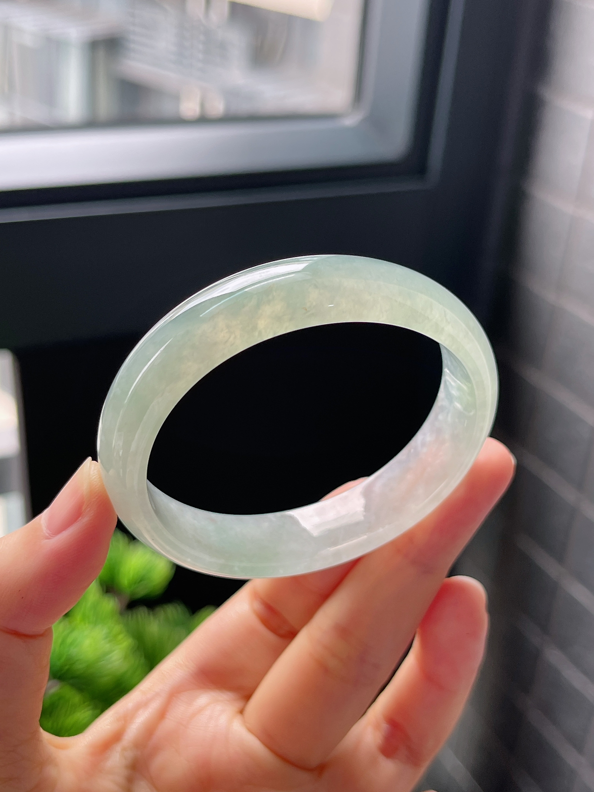 贵妃53.6，冰糯淡绿色翡翠手镯