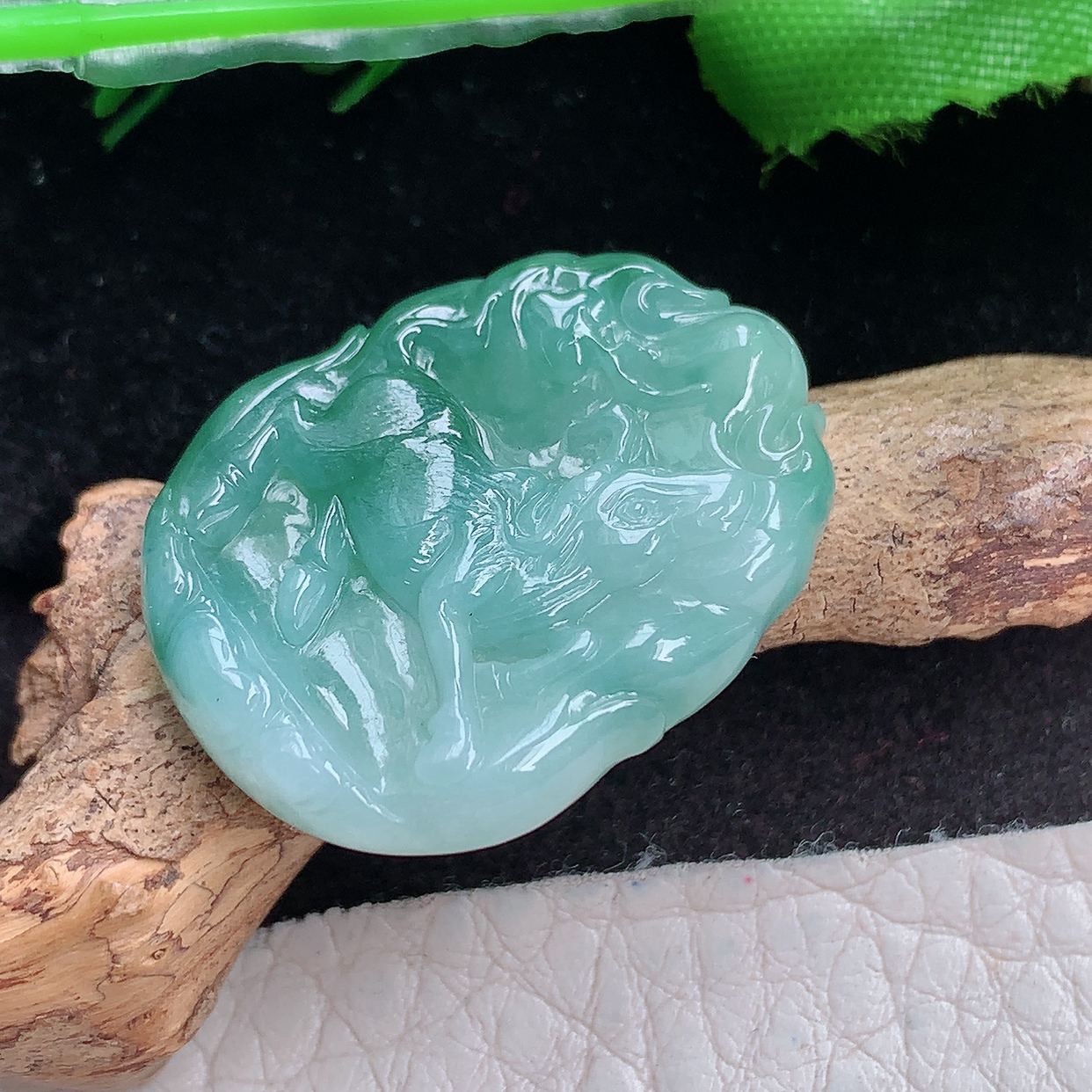 ktj实拍28.3*31.8*5.5缅甸翡翠a货精雕冰飘花扭转乾坤 生肖牛玉吊坠
