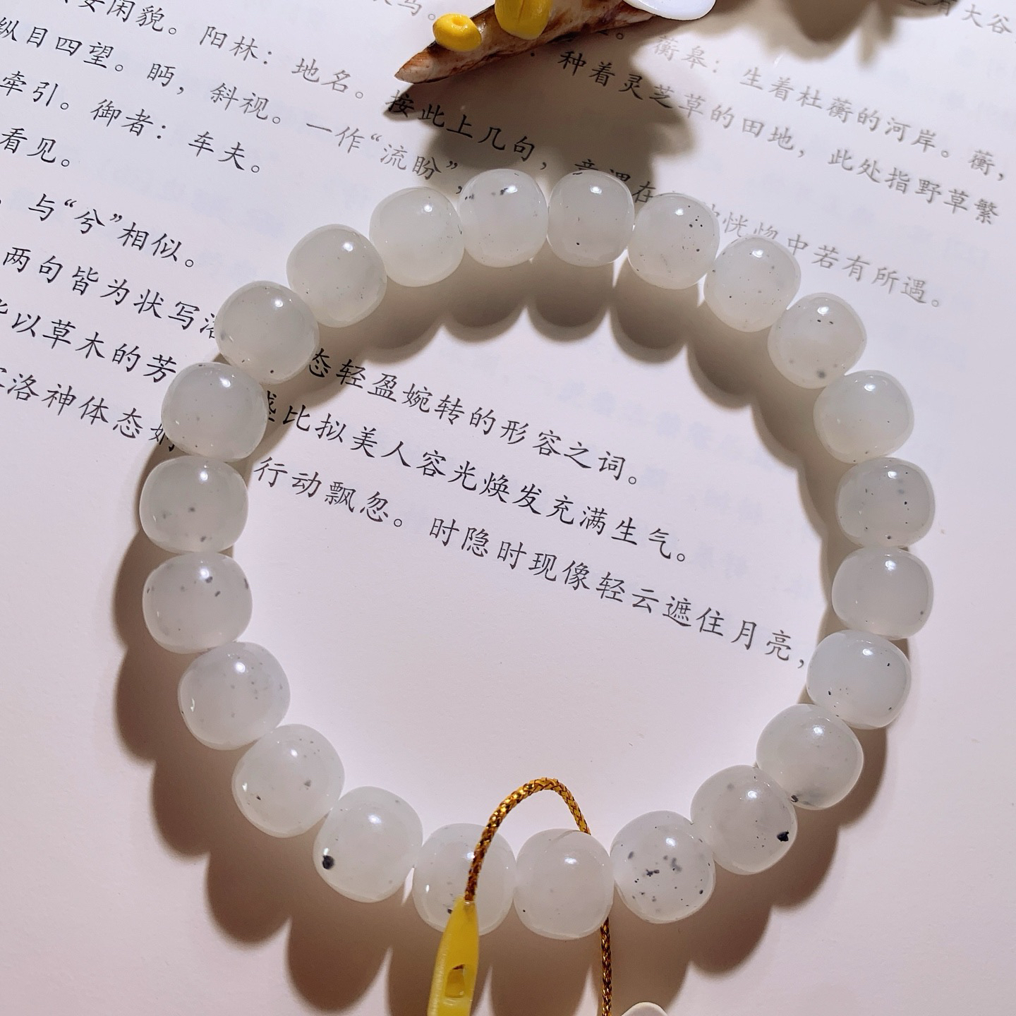 和田玉白玉点墨青花直切老型珠手串。单颗尺寸8！玉质细腻油润。手推出油。品相大气。lt260608