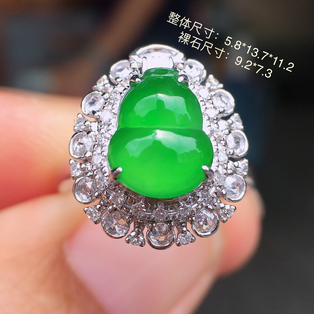 阳绿葫芦戒指，色泽均匀艳丽，玉质细腻，荧光感超
强，饱满圆润，简单大方，尽显优雅气质，18k
金豪华镶嵌